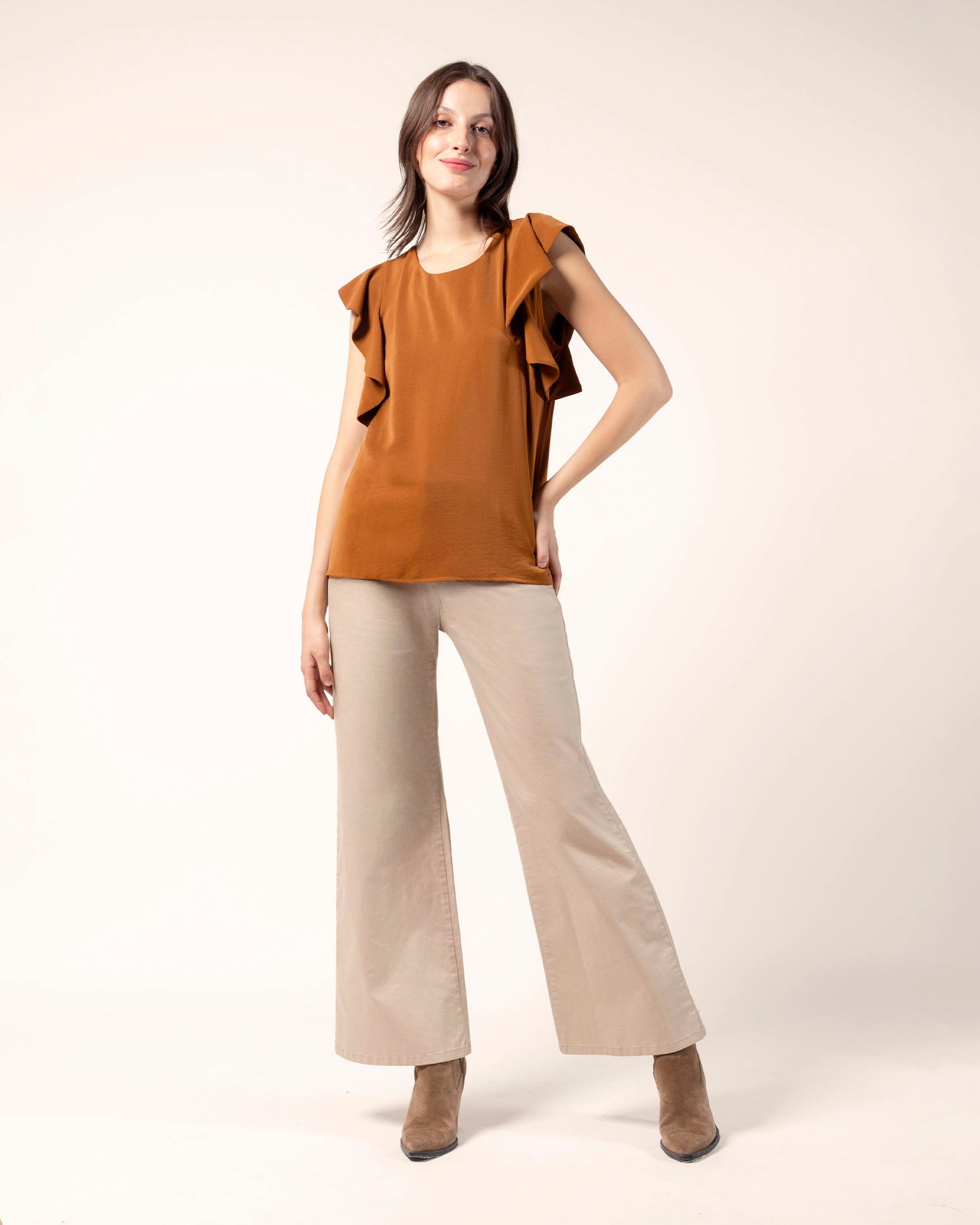 blusa‑mujer‑camel‑con‑olan‑en‑mangas