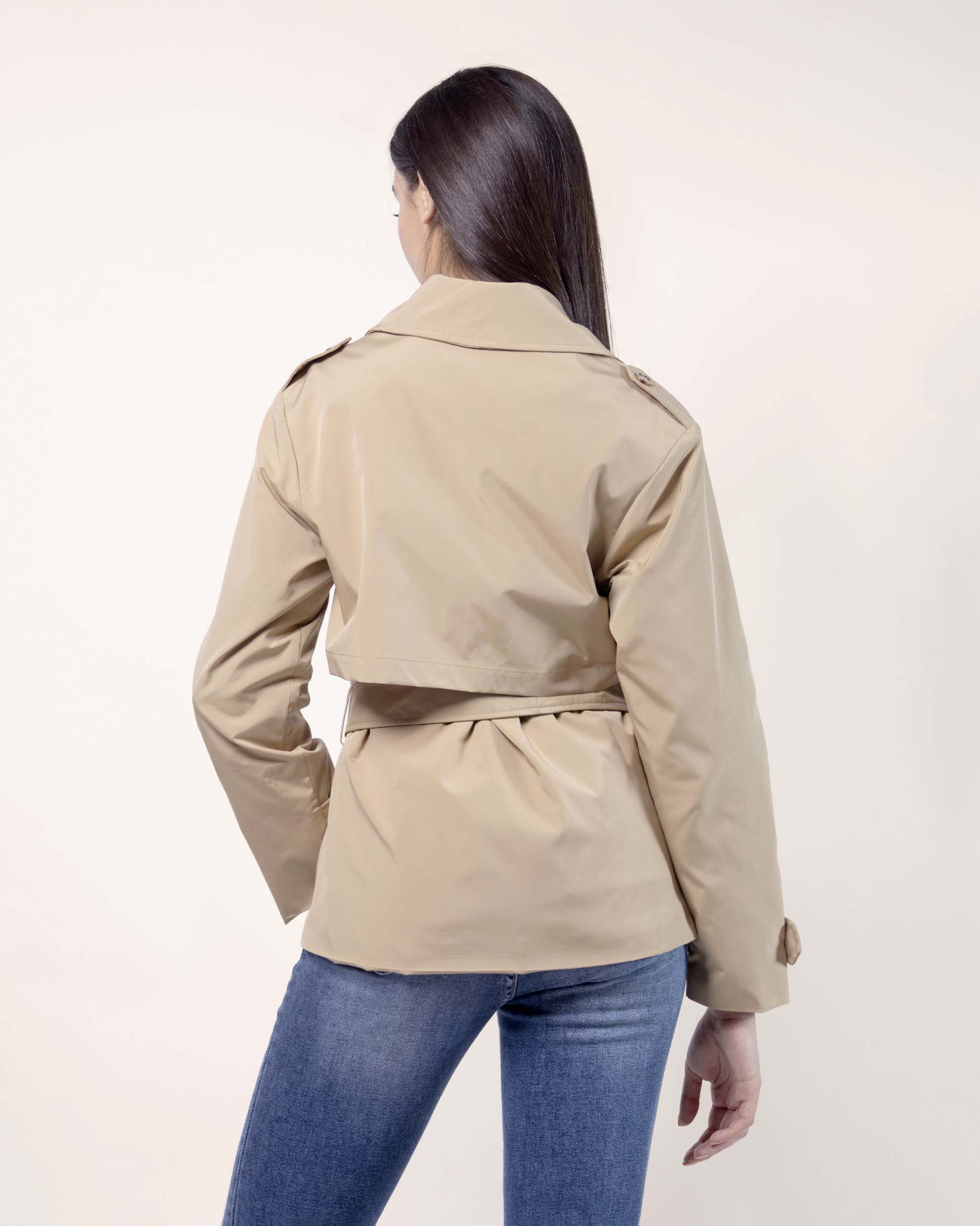 gabardina‑arena‑mujer‑otoño‑clasica