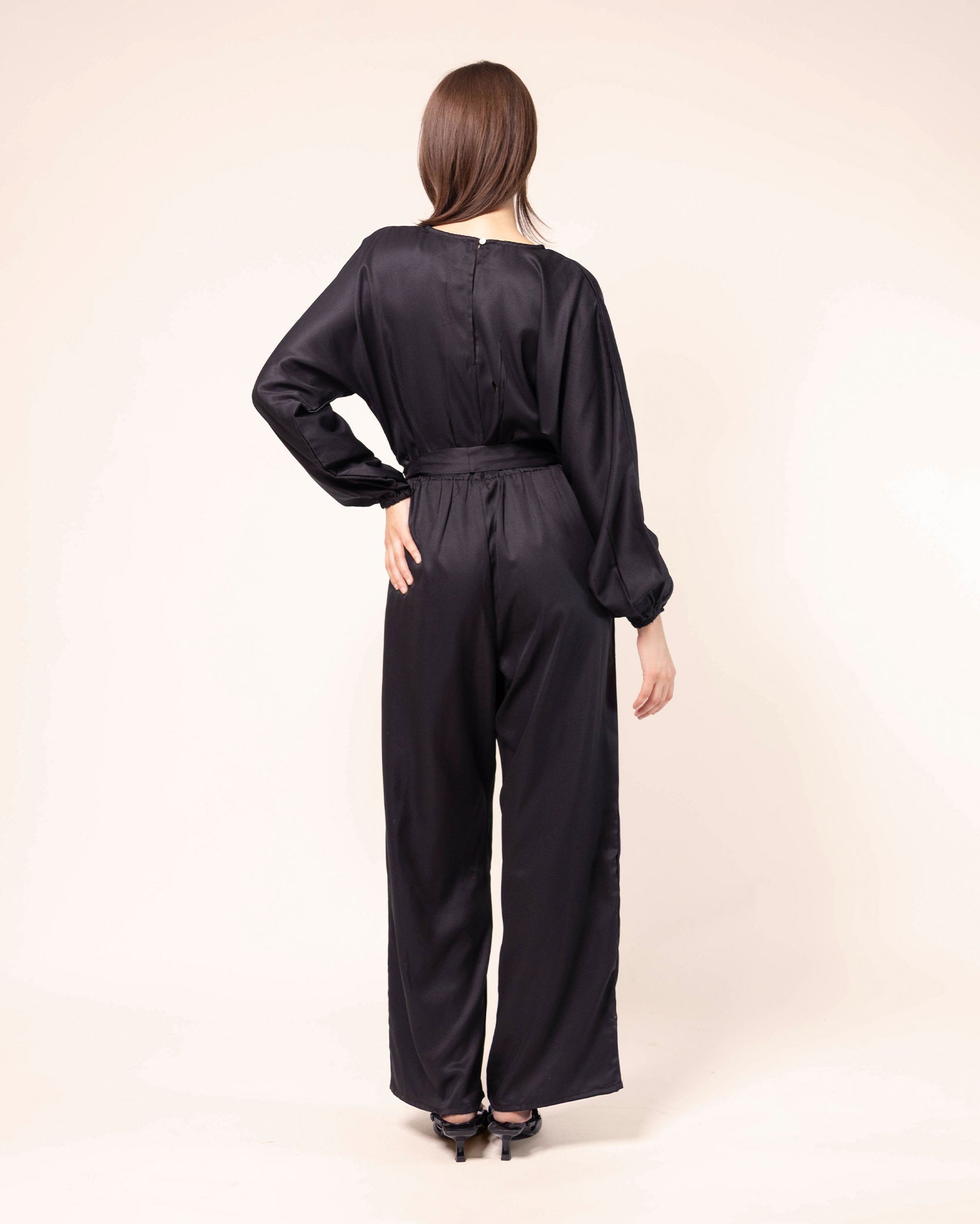 jumpsuit‑negro‑elastico‑en‑puño‑con‑cinturon