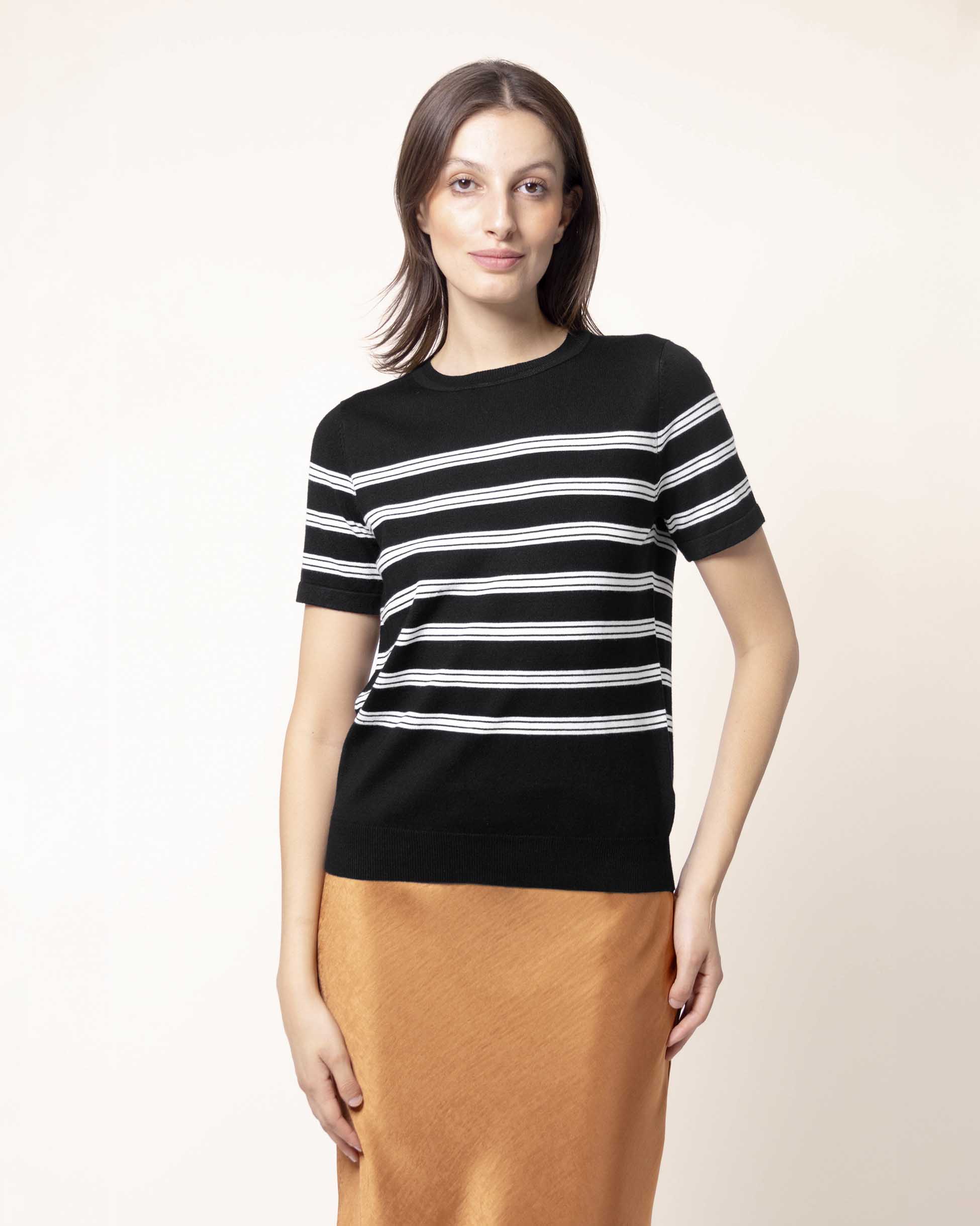 blusa-tejida-manga-corta-negra