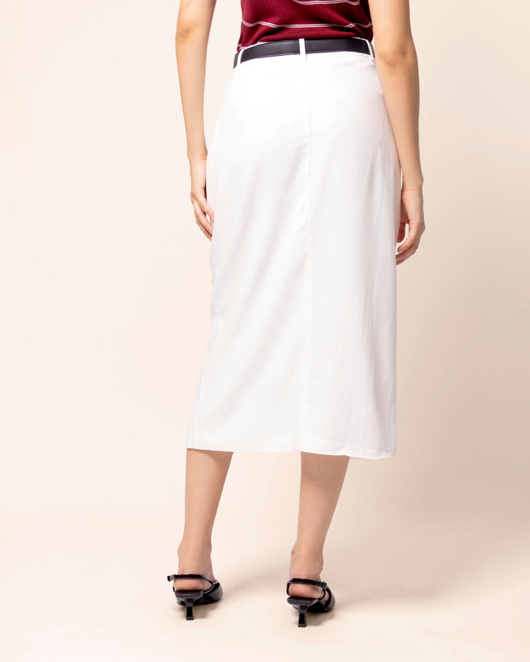 falda-blanca-midi-mujer-con-silueta-ajustada