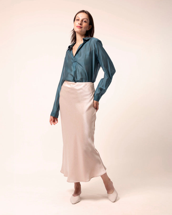 falda-midi-satinada-beige-lado-derecho