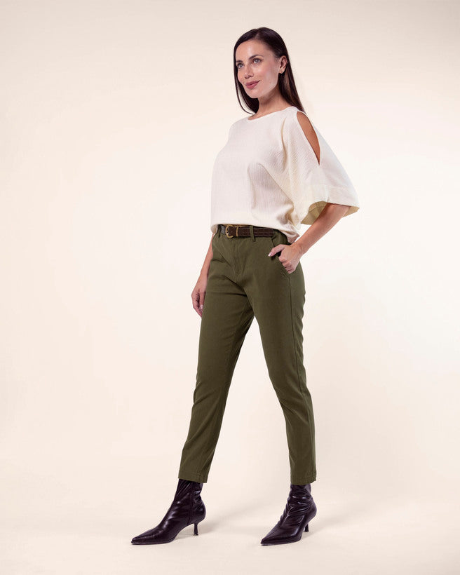 chino-verde-con-cinturón-y-bolsillos