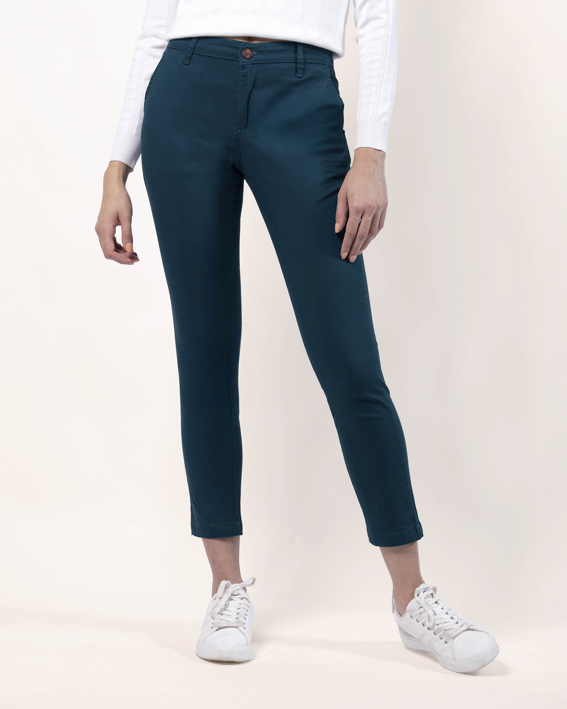 pantalon-tipo-chino-pierna-entubada