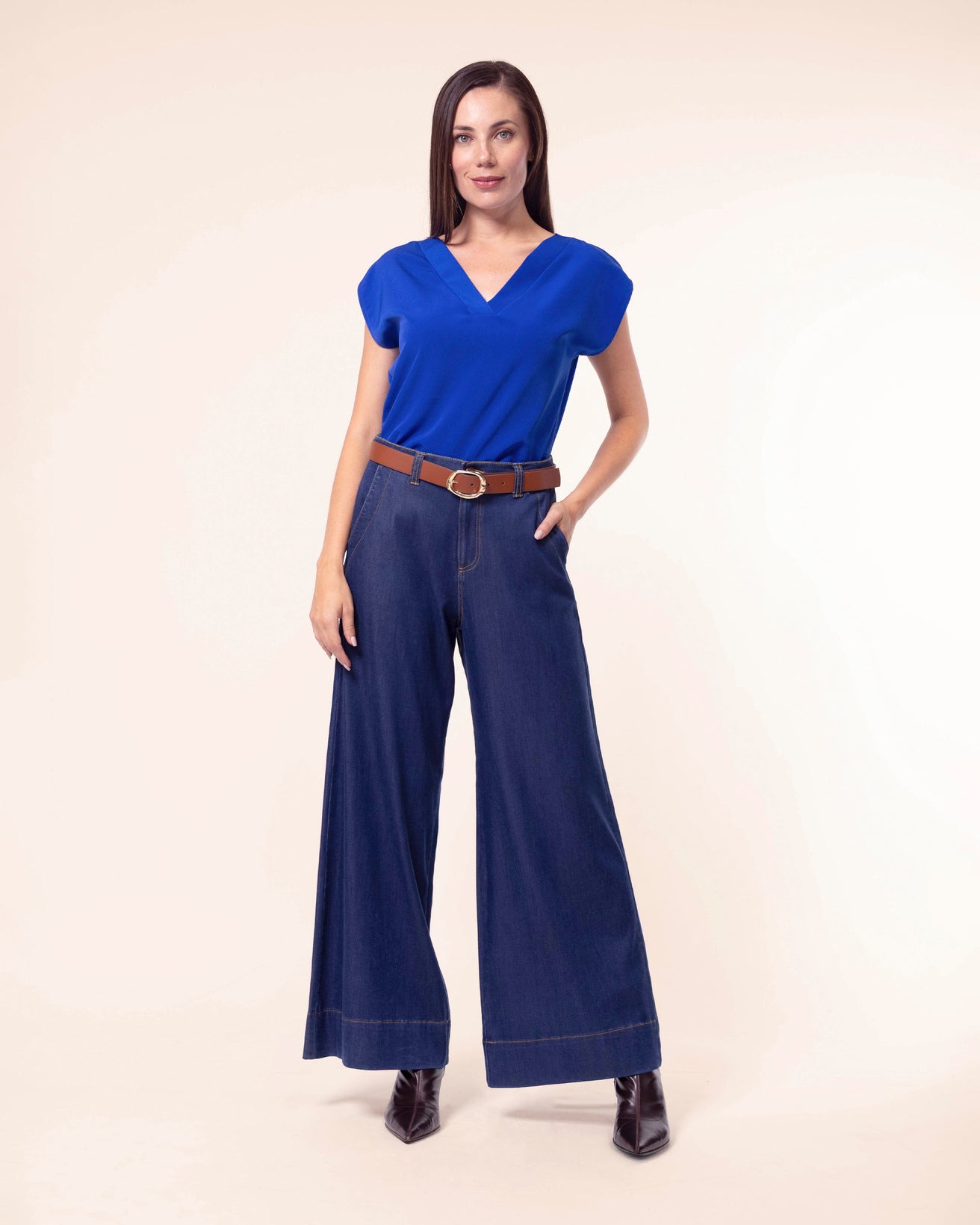 pantalón-azul-marino-con-bastilla-ancha