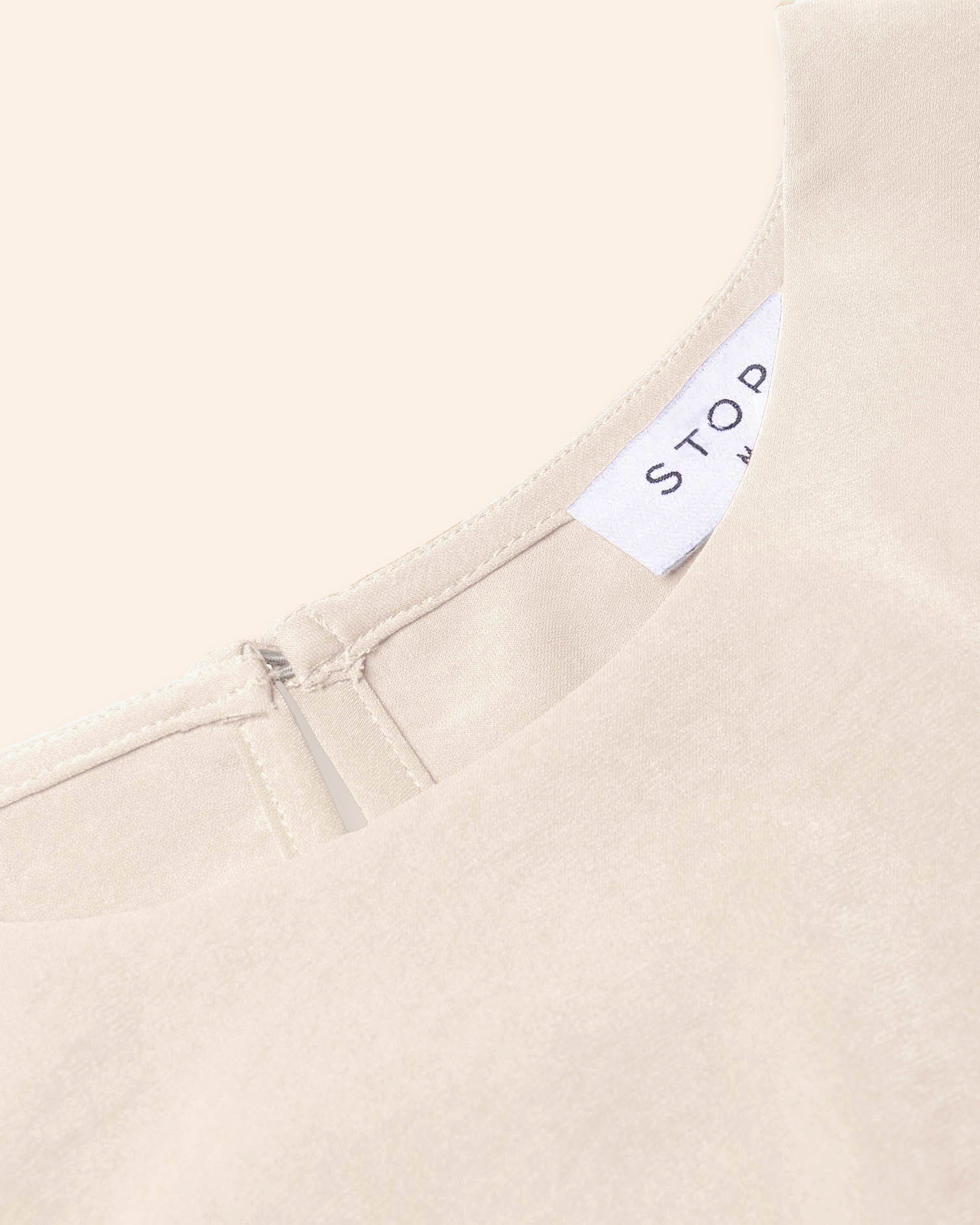 blusa‑mujer‑arena‑con‑olan‑en‑mangas