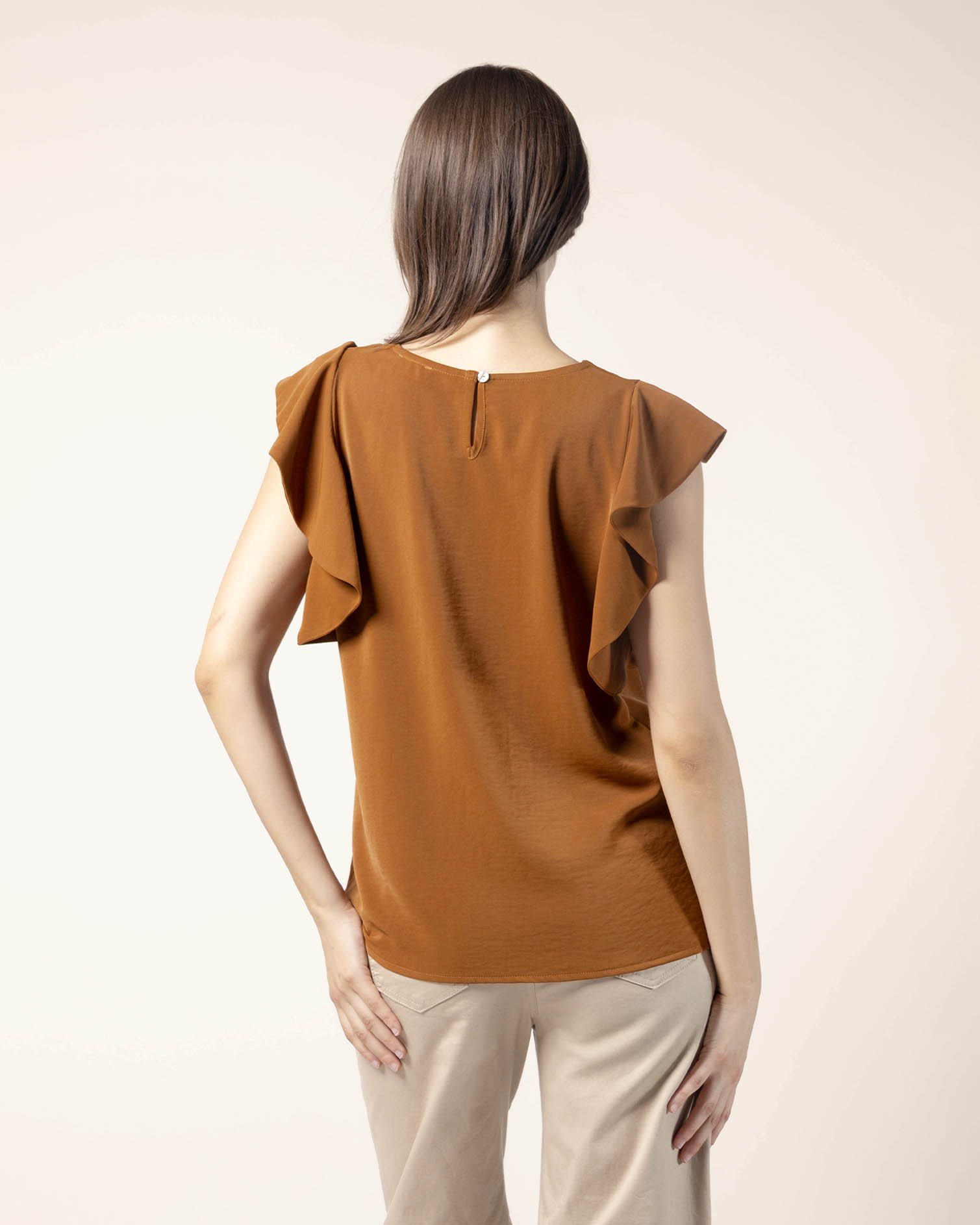 blusa‑corta‑camel‑mujer‑estilo‑ligero
