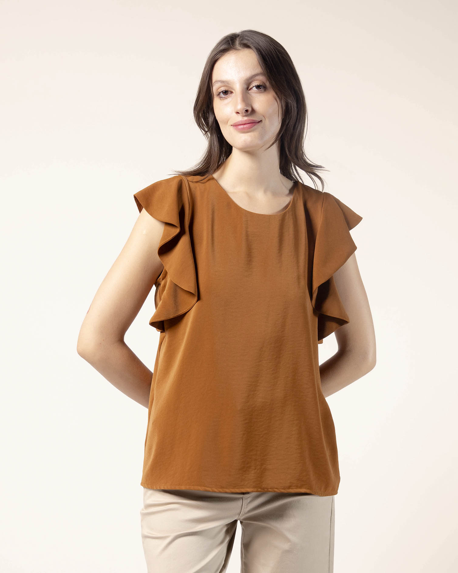 blusa‑camel‑manga‑corta‑olan‑detalle‑STOP