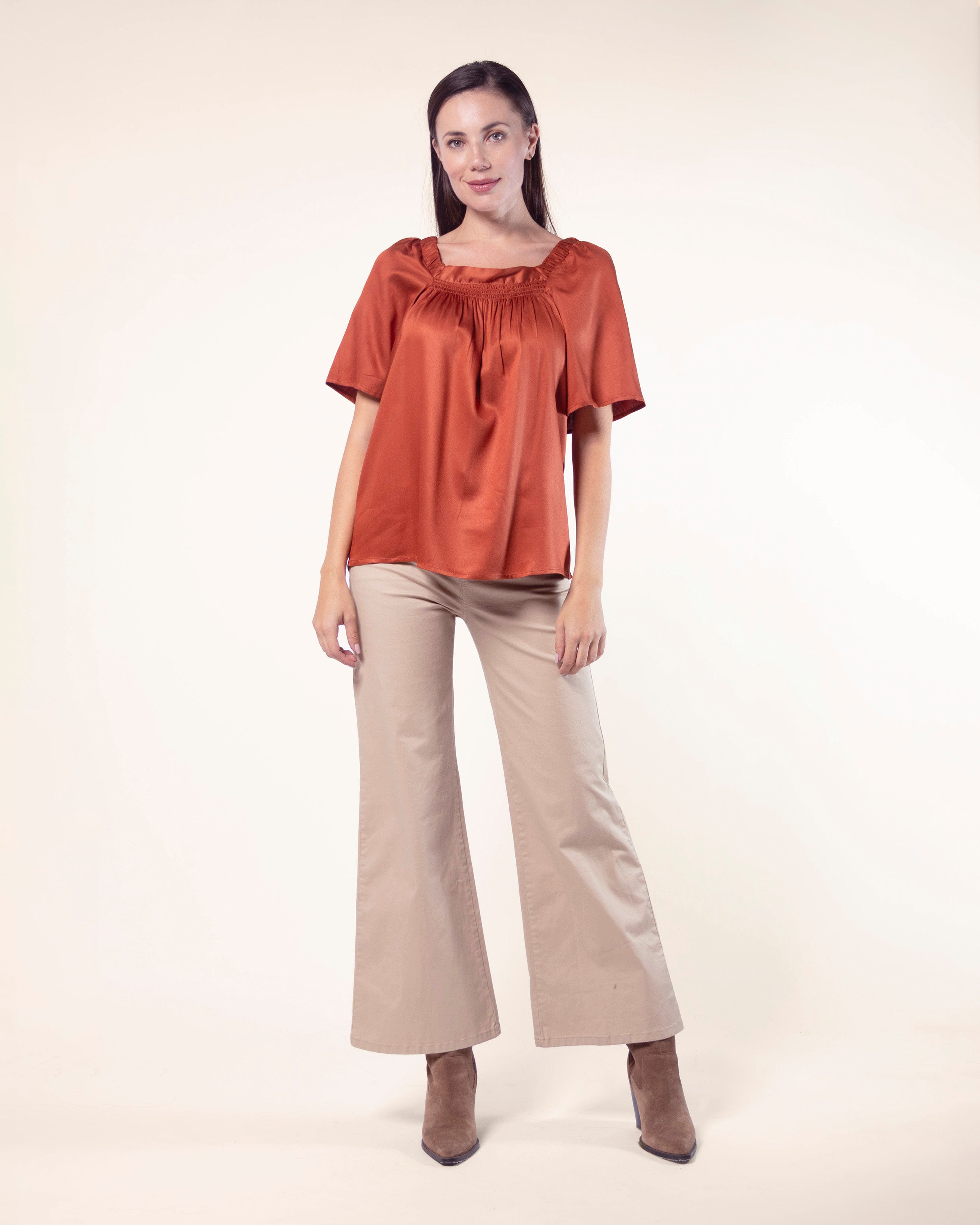 blusa-manga-corta-con-hombros-fruncidos