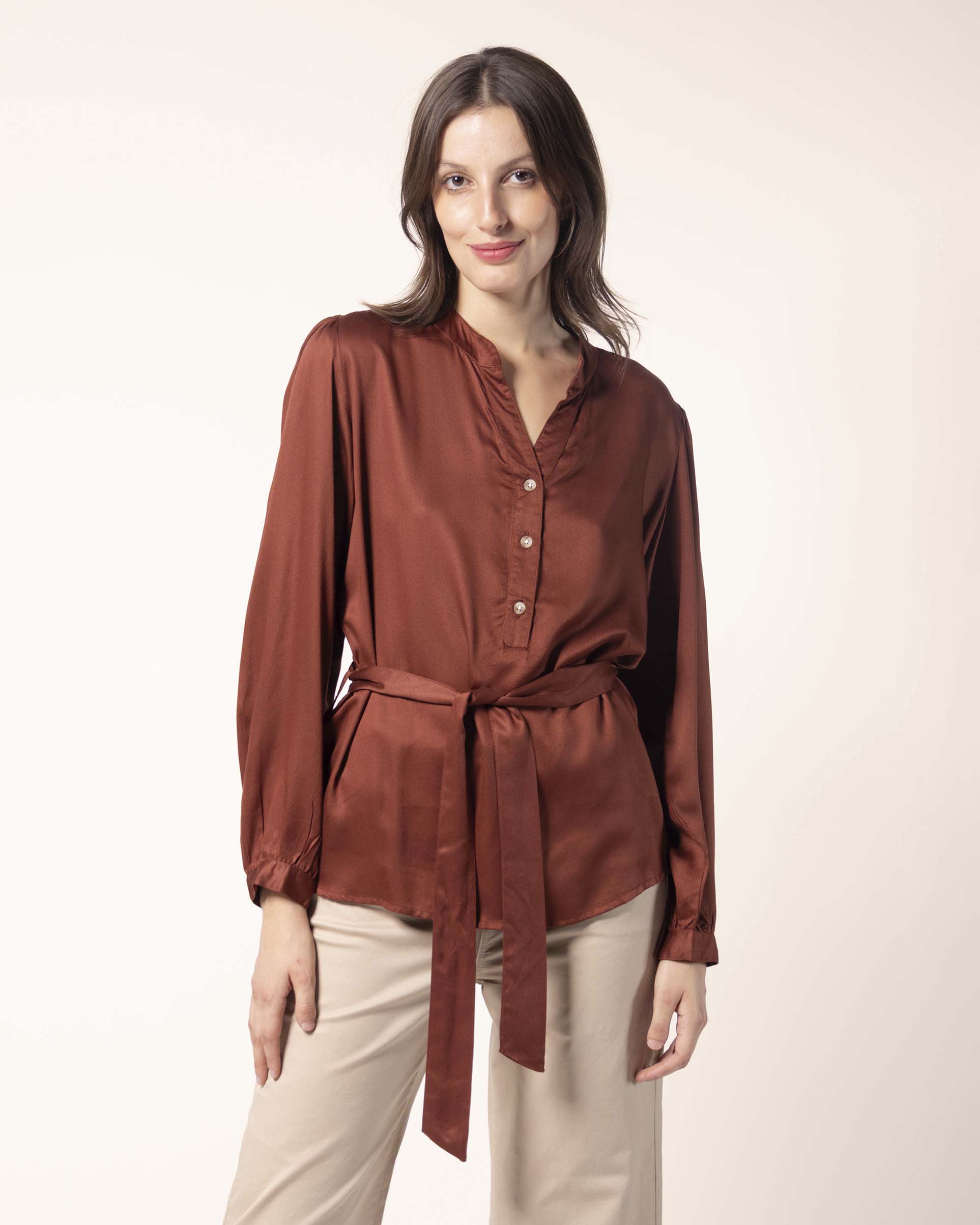 blusa‑cafe‑manga‑larga‑con‑cinturon‑STOP