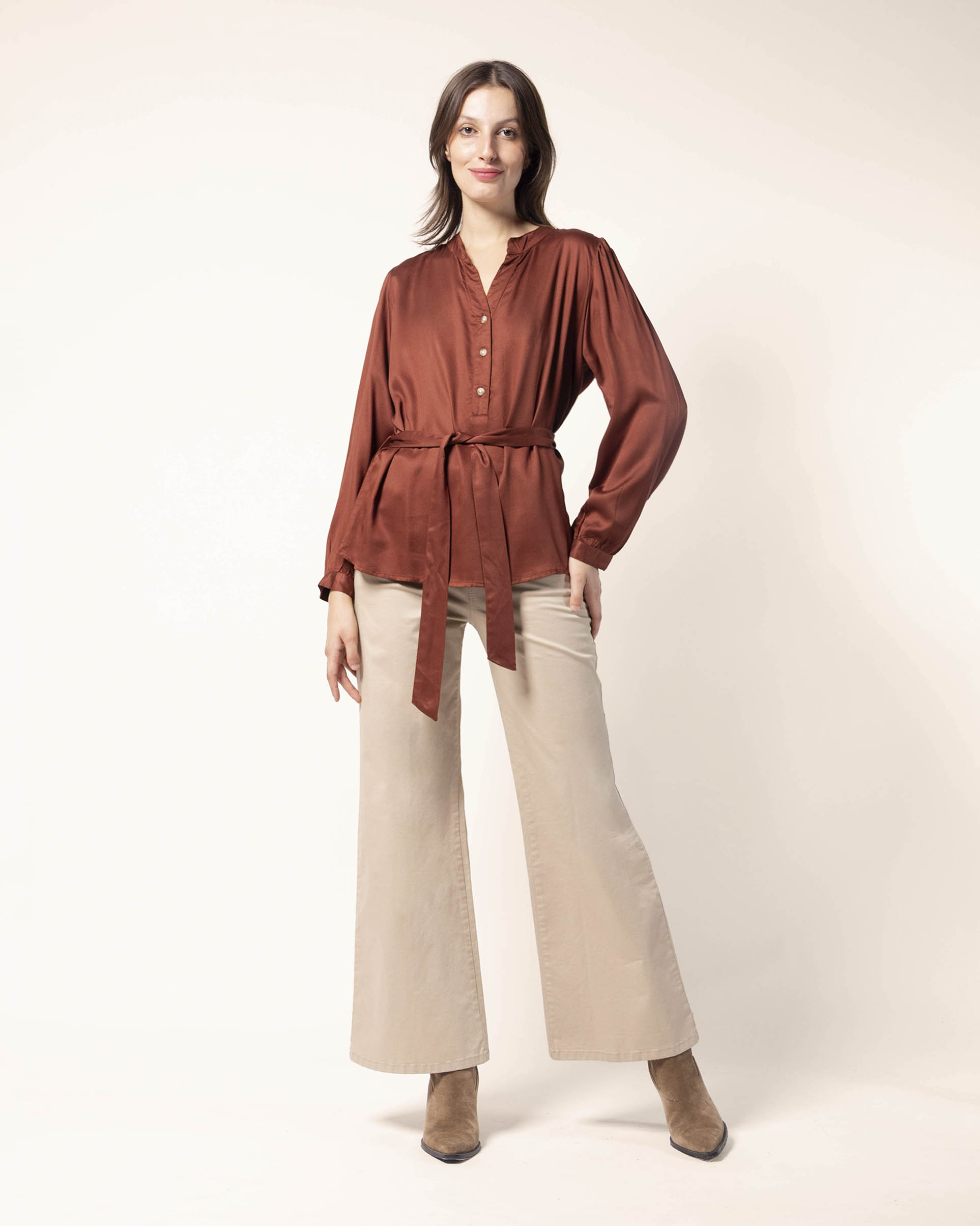 blusa‑cafe‑escote‑pico‑mujer‑ajustada