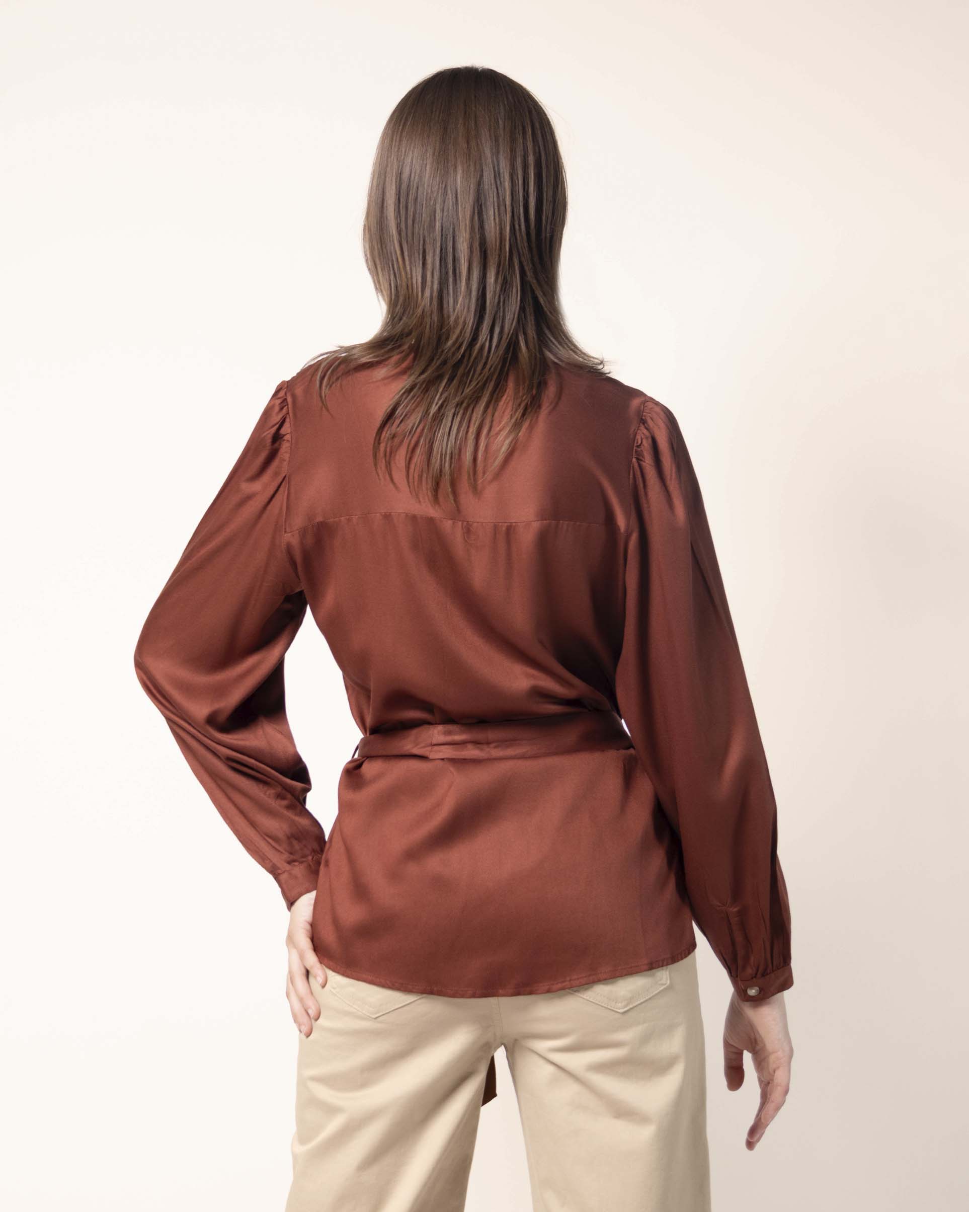blusa‑mujer‑cafe‑cinturon‑tela‑a‑juego
