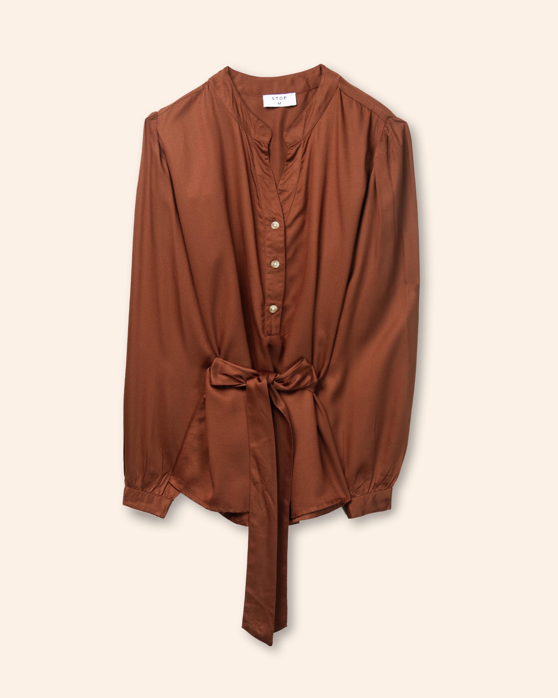 blusa‑cafe‑cuello‑pico‑ajuste‑ligero‑STOP
