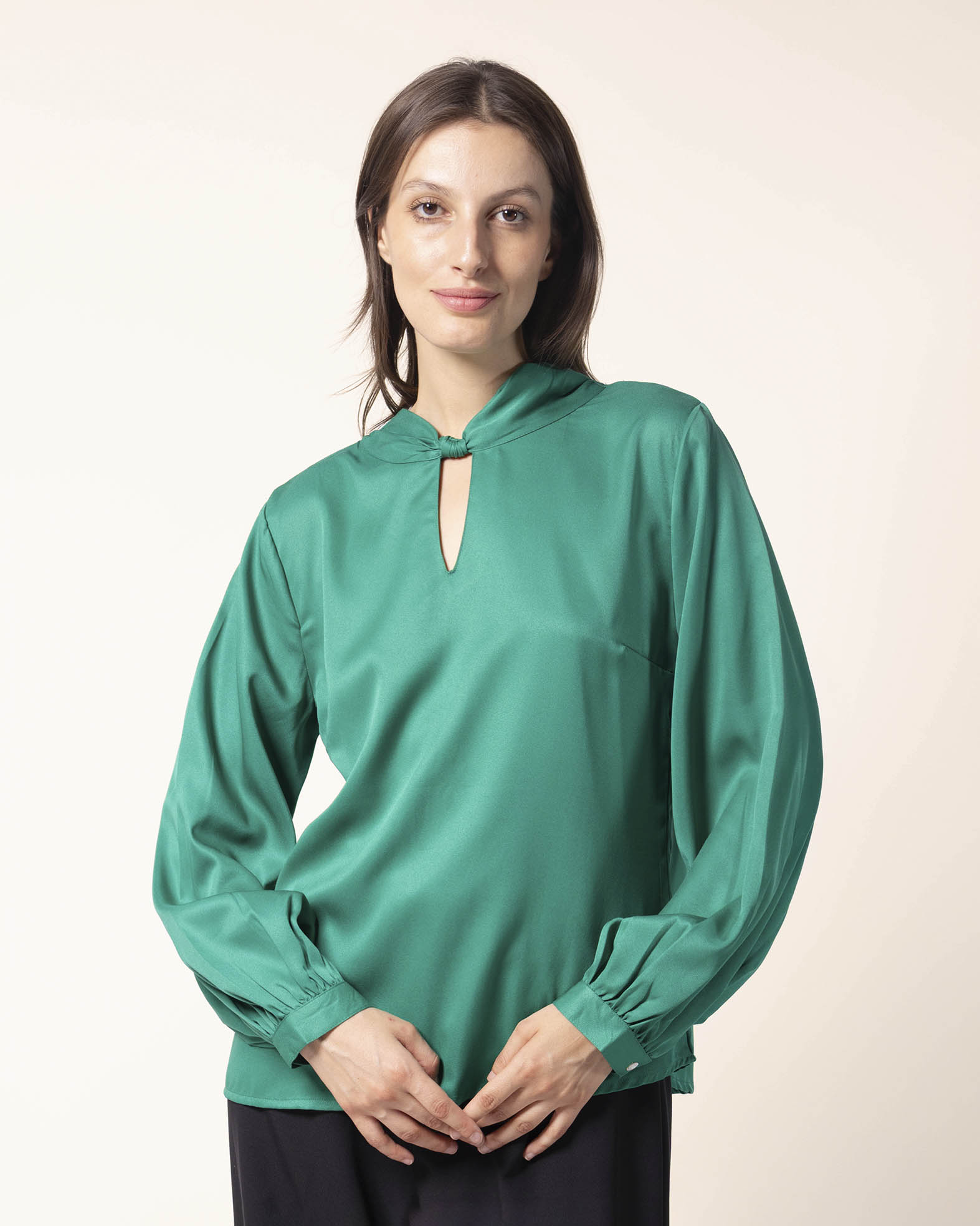 blusa‑verde‑manga‑larga‑nudo‑cuello‑STOP