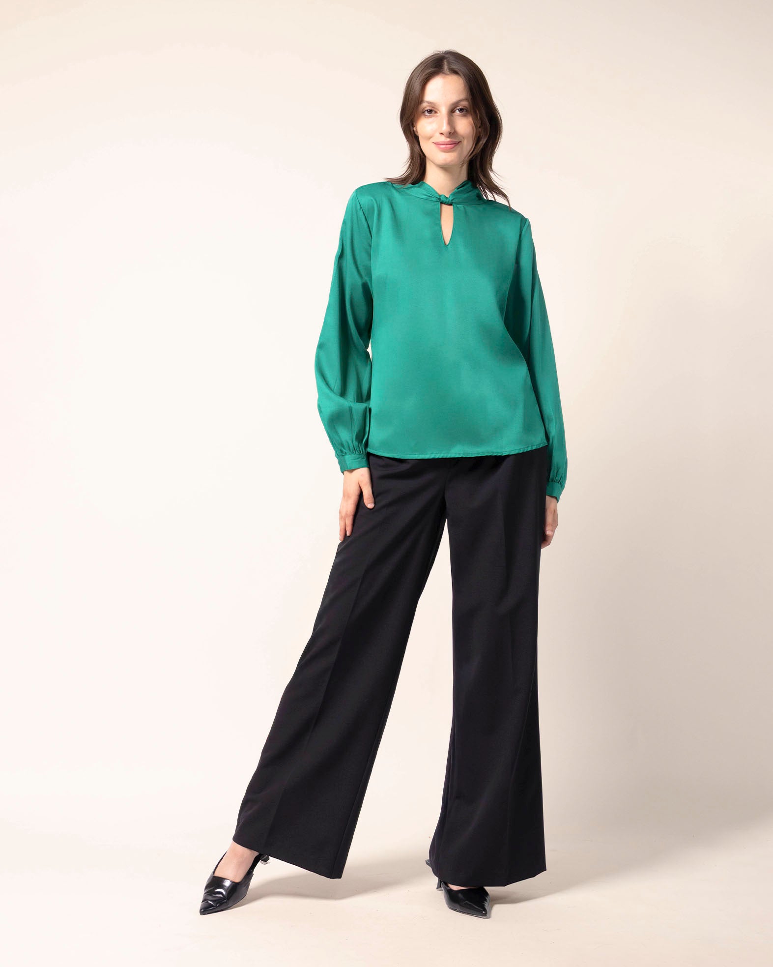 blusa‑verde‑mujer‑con‑nudo‑y‑abertura