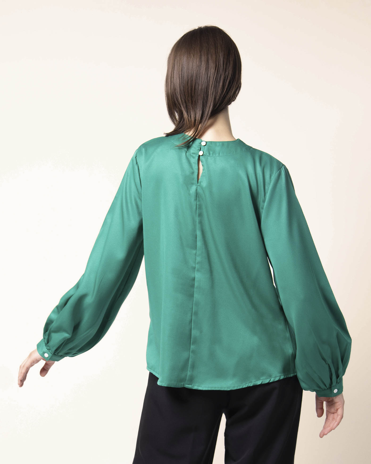 blusa‑verde‑detalles‑cuello‑original‑STOP