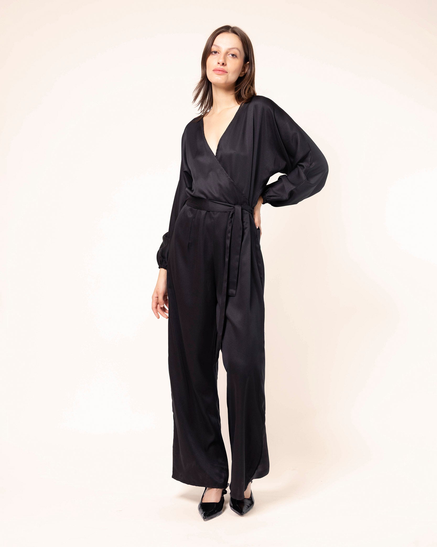 jumpsuit‑negro‑manga‑larga‑cinturon‑STOP