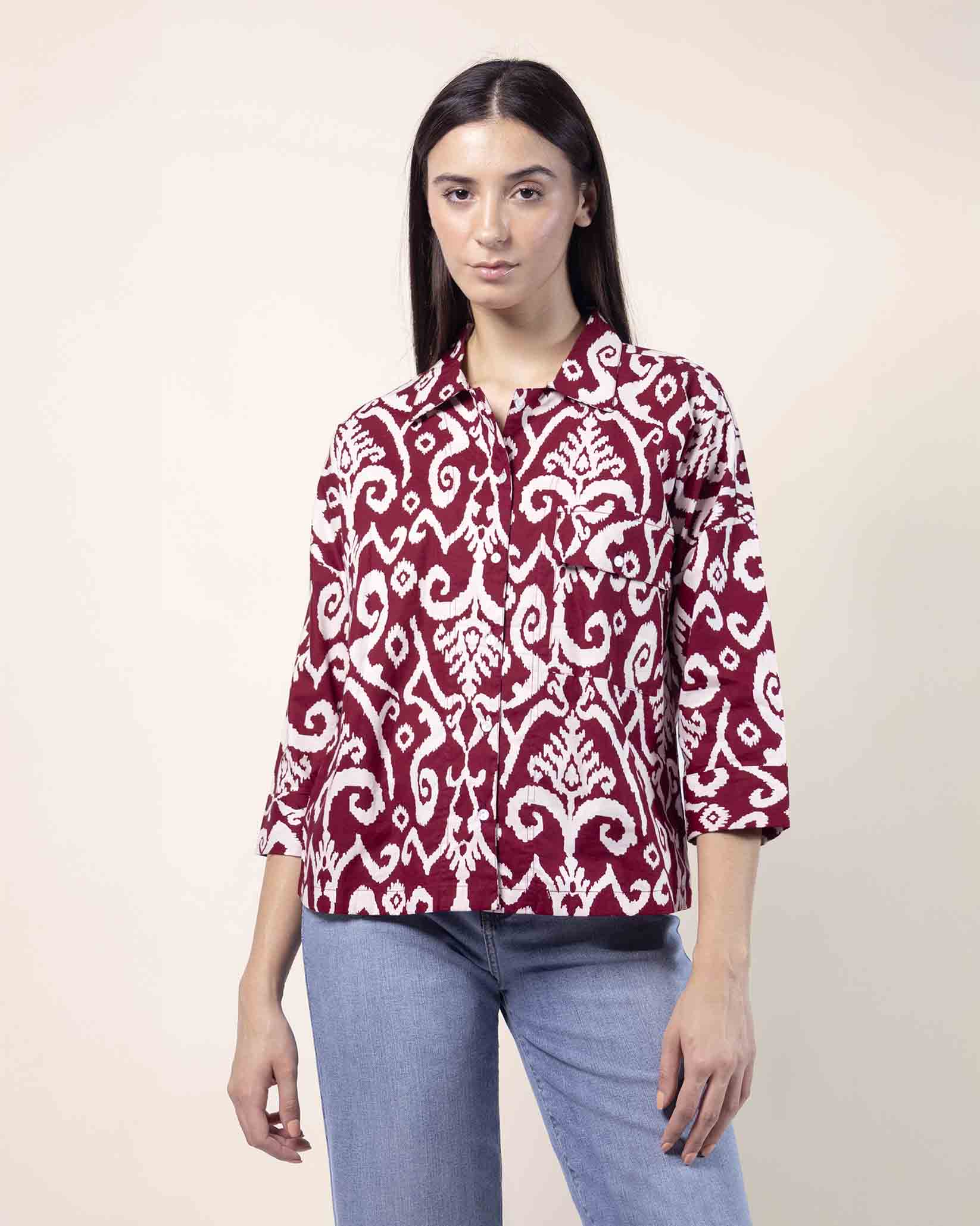 camisa-estampada-STOP-color-vino