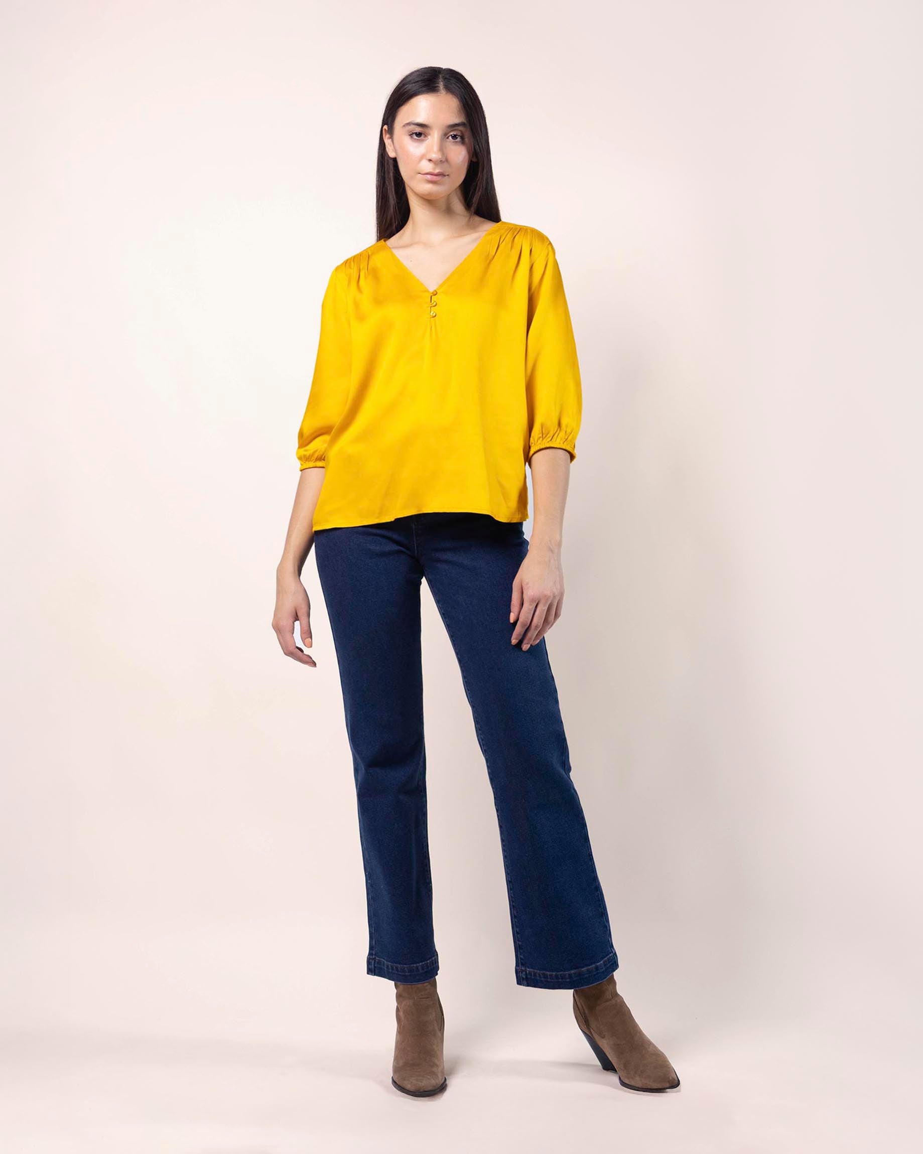 blusa-amarilla-cuello-clasico-elegante