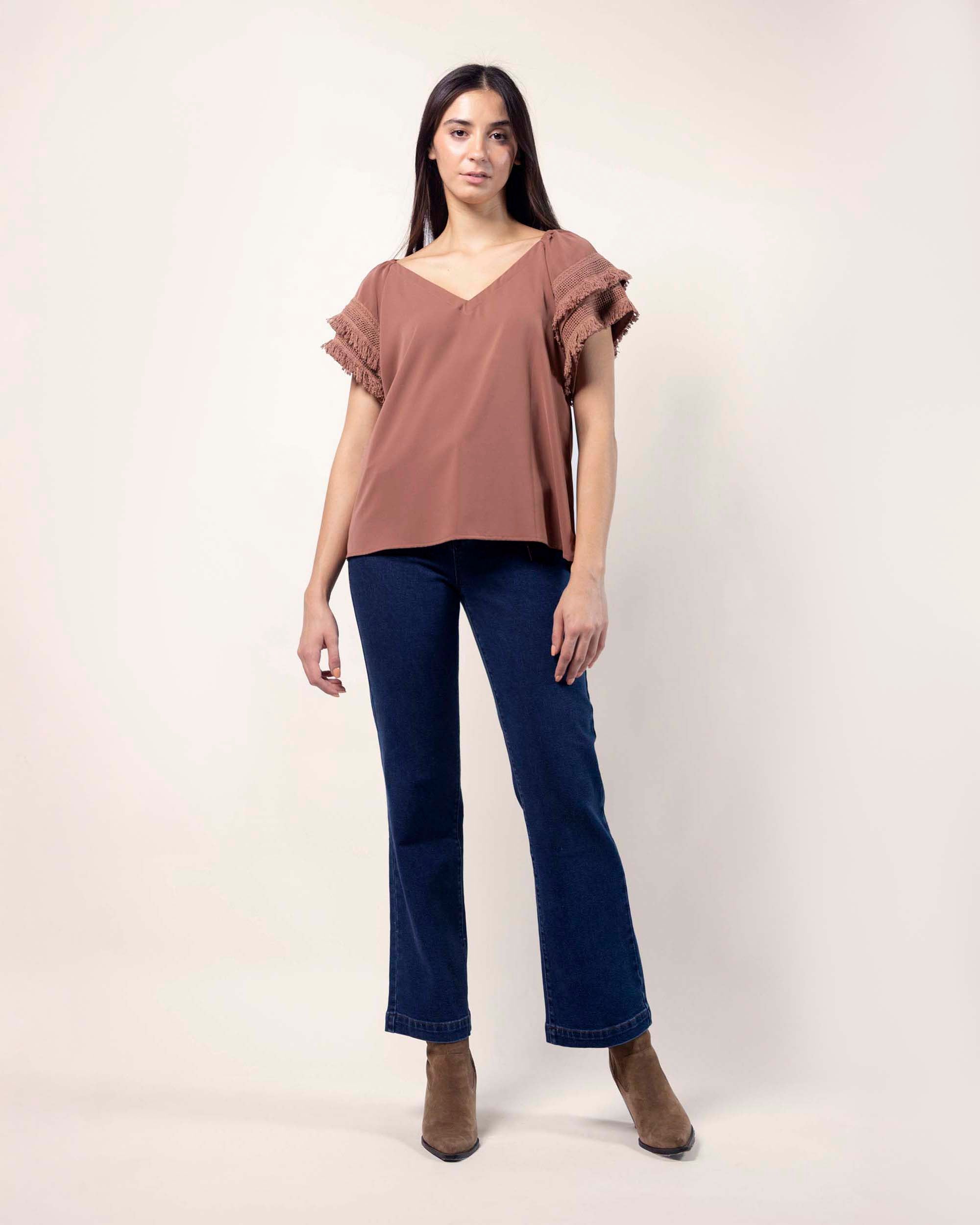 blusa-manga-corta-aplicacion-cafe