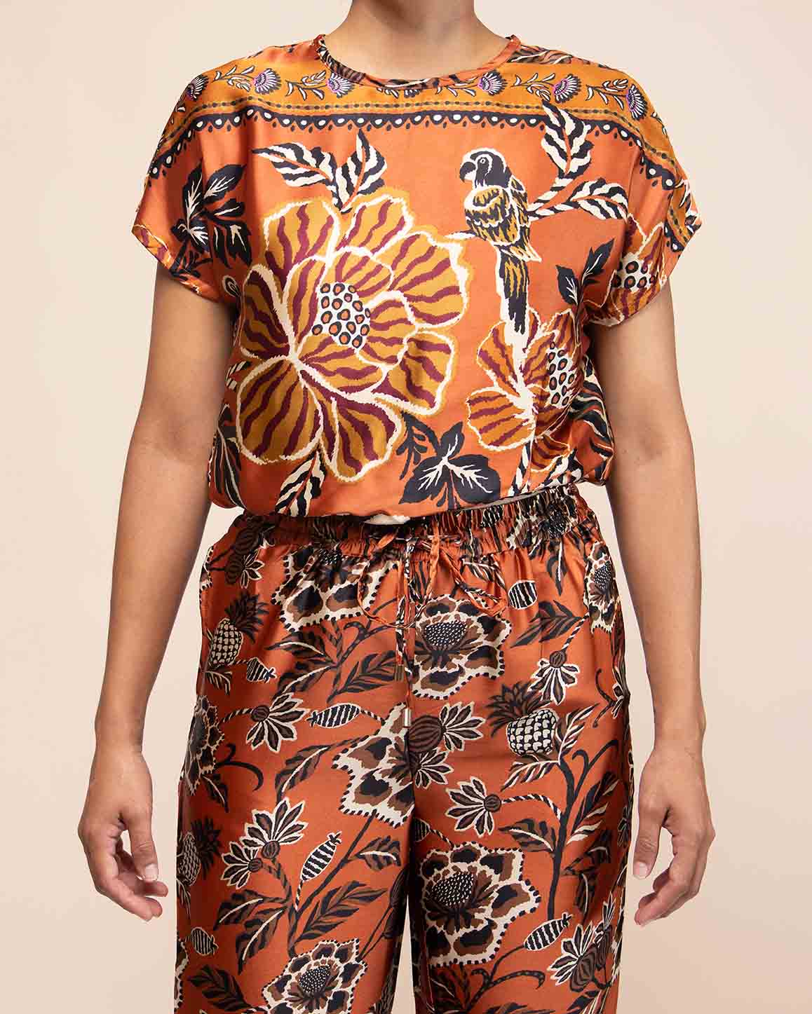 blusa-estampada-satinada-manga-corta