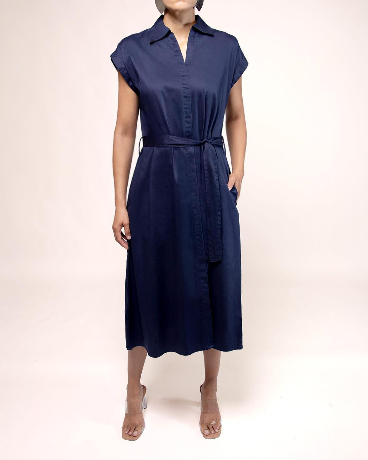 vestido-midi-satinado-manga-corta