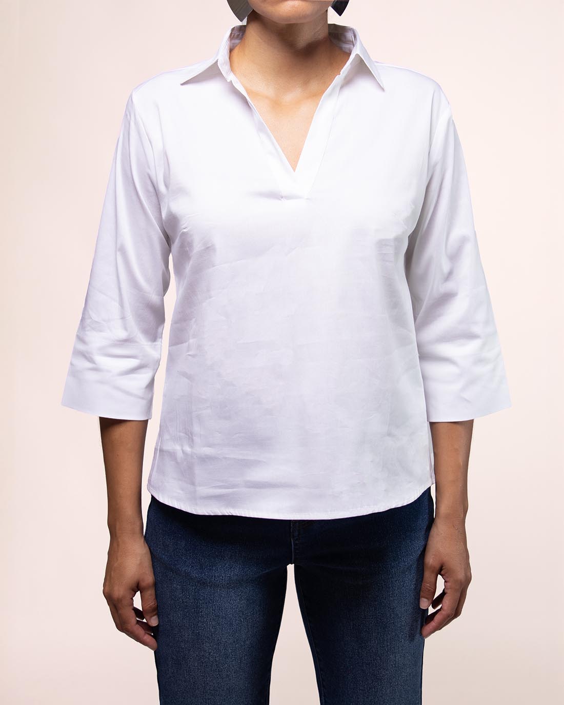 blusa-blanca-cuello-escote-pico