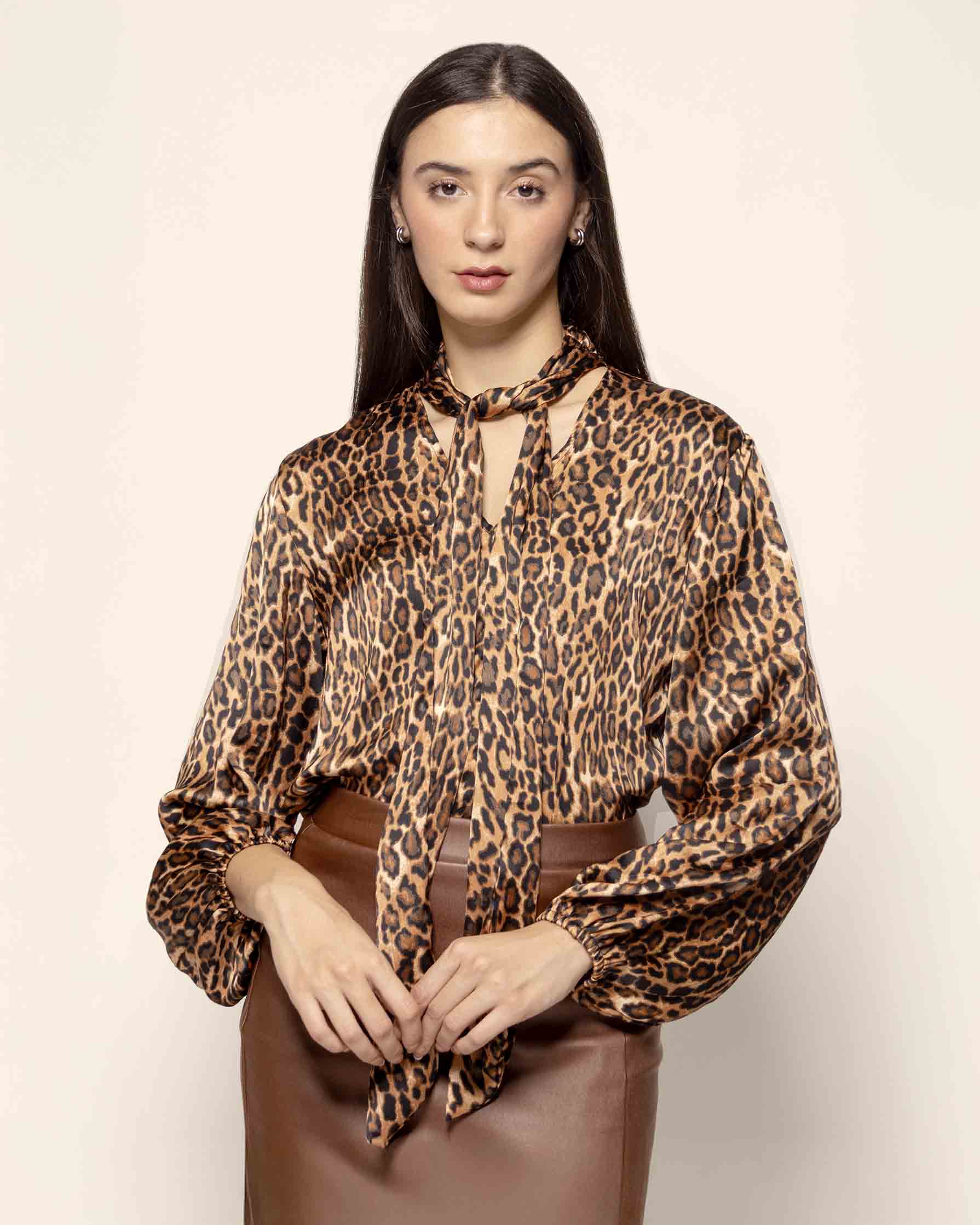 Blusa manga larga estampada satinada