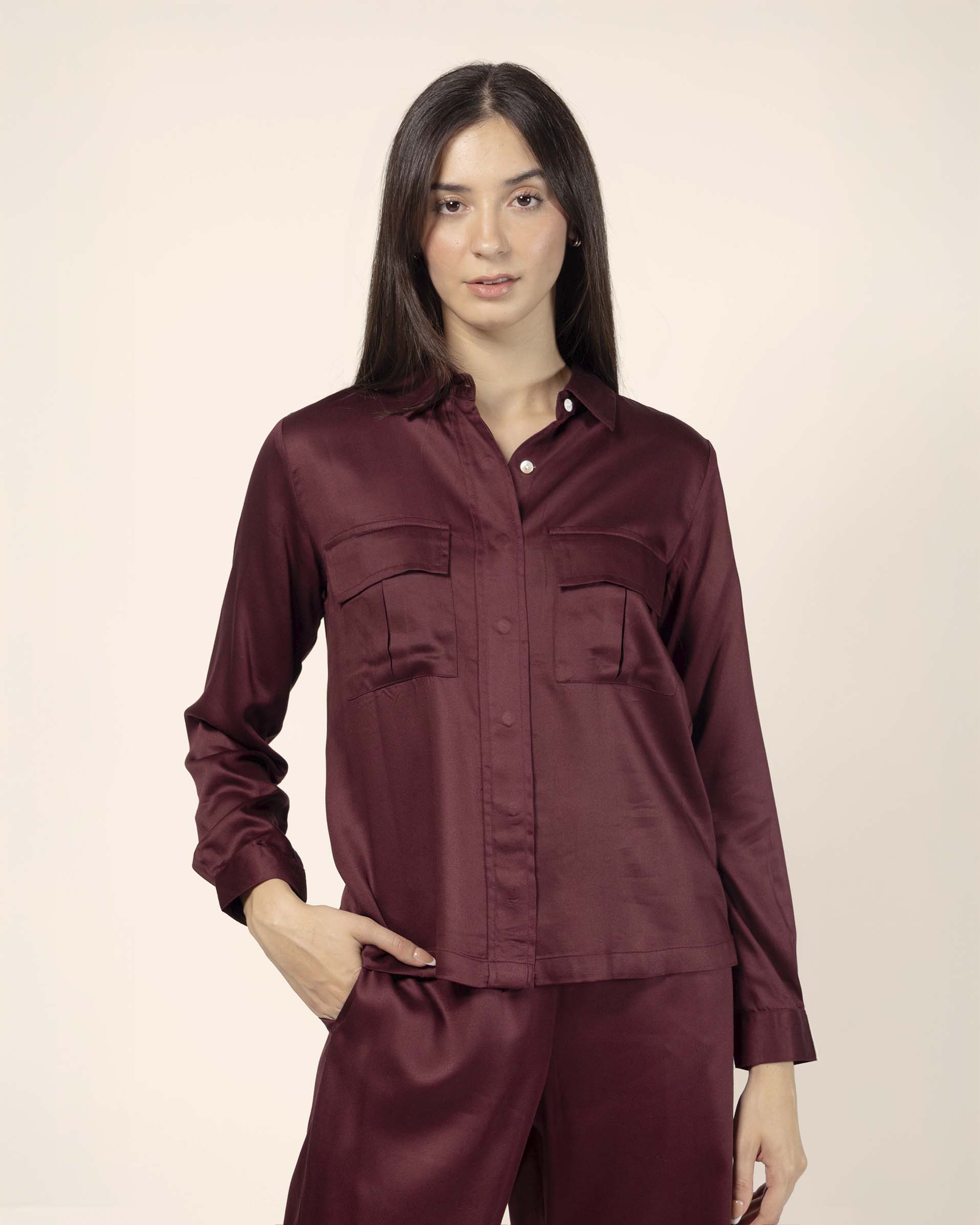 Camisa satinada bolsas