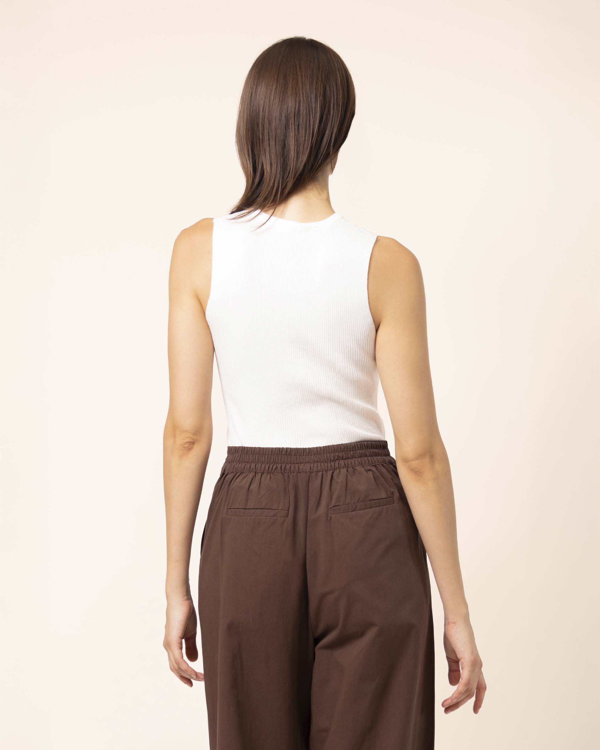 blusa-sin-mangas-cuello-mock-ivory