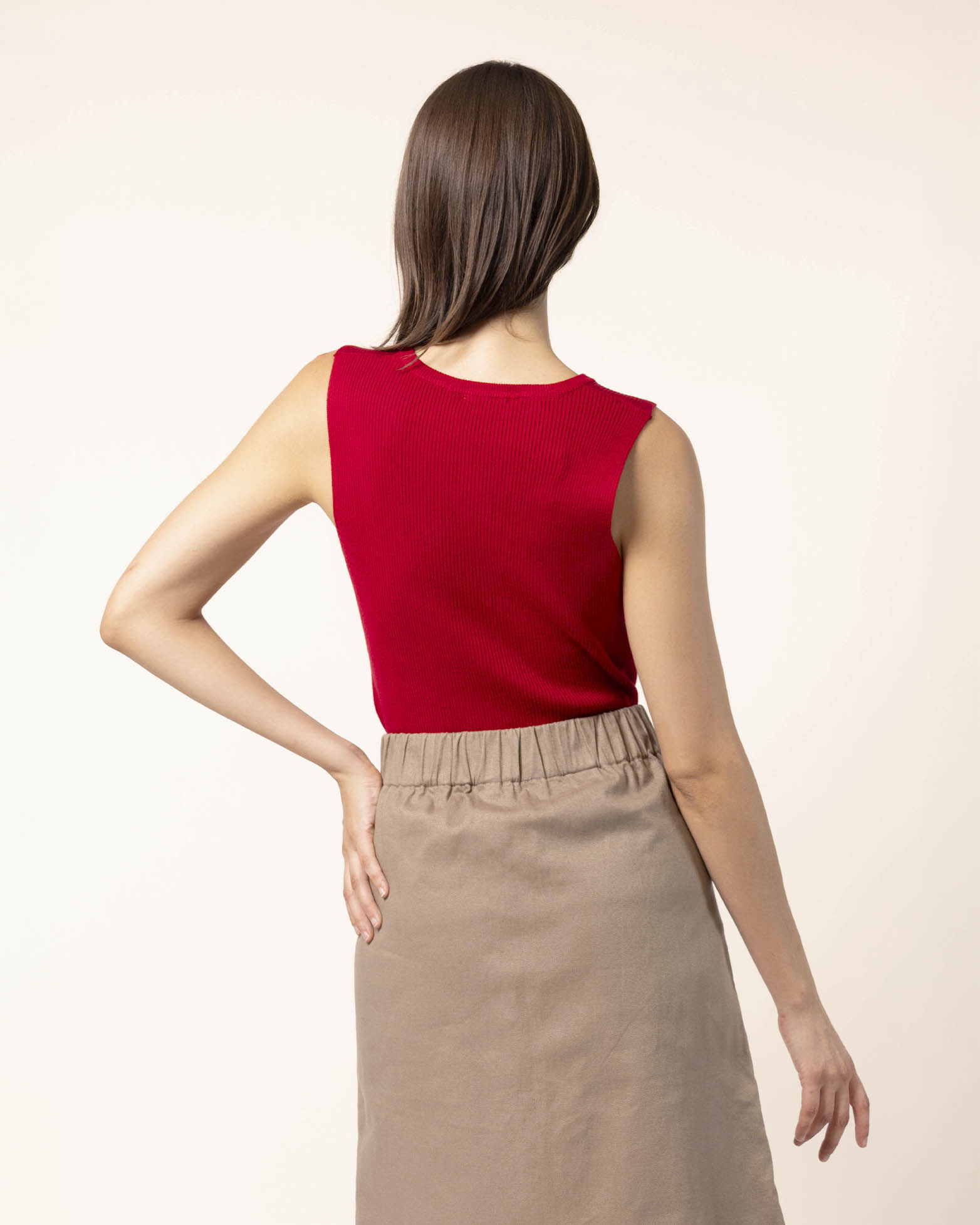 blusa-sin-mangas-cuello-mock-roja