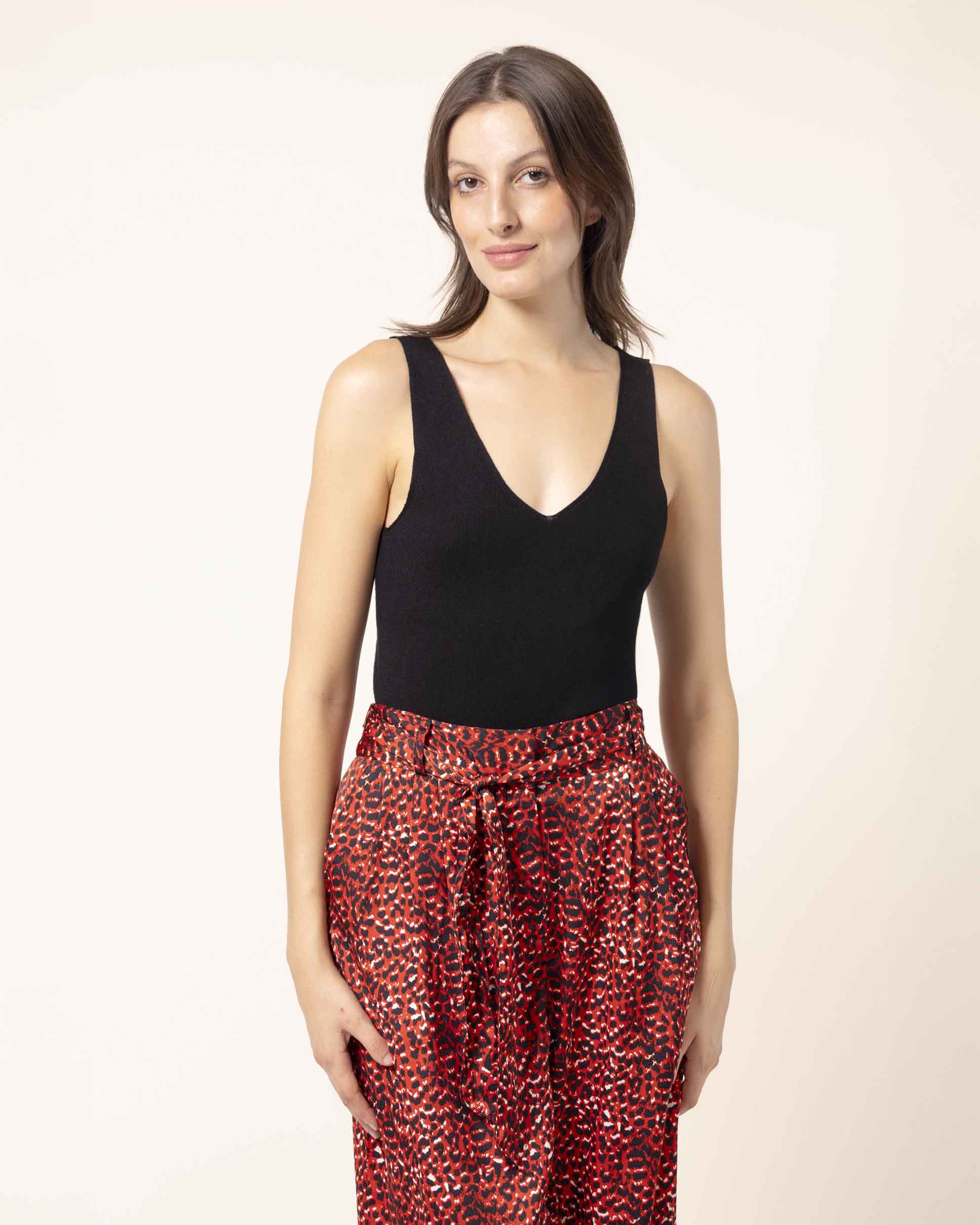 blusa-negra-stop-punto-tirantes-escote-V