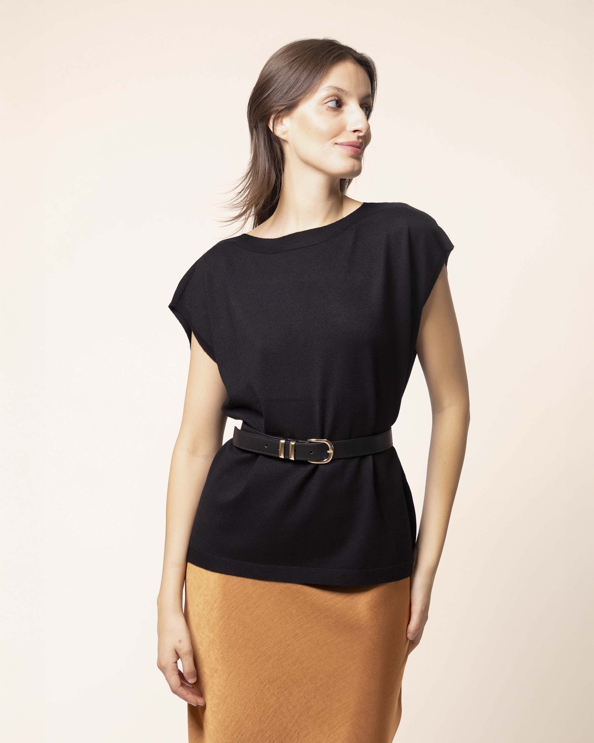 blusa-tejida-cuello-ojal-negro