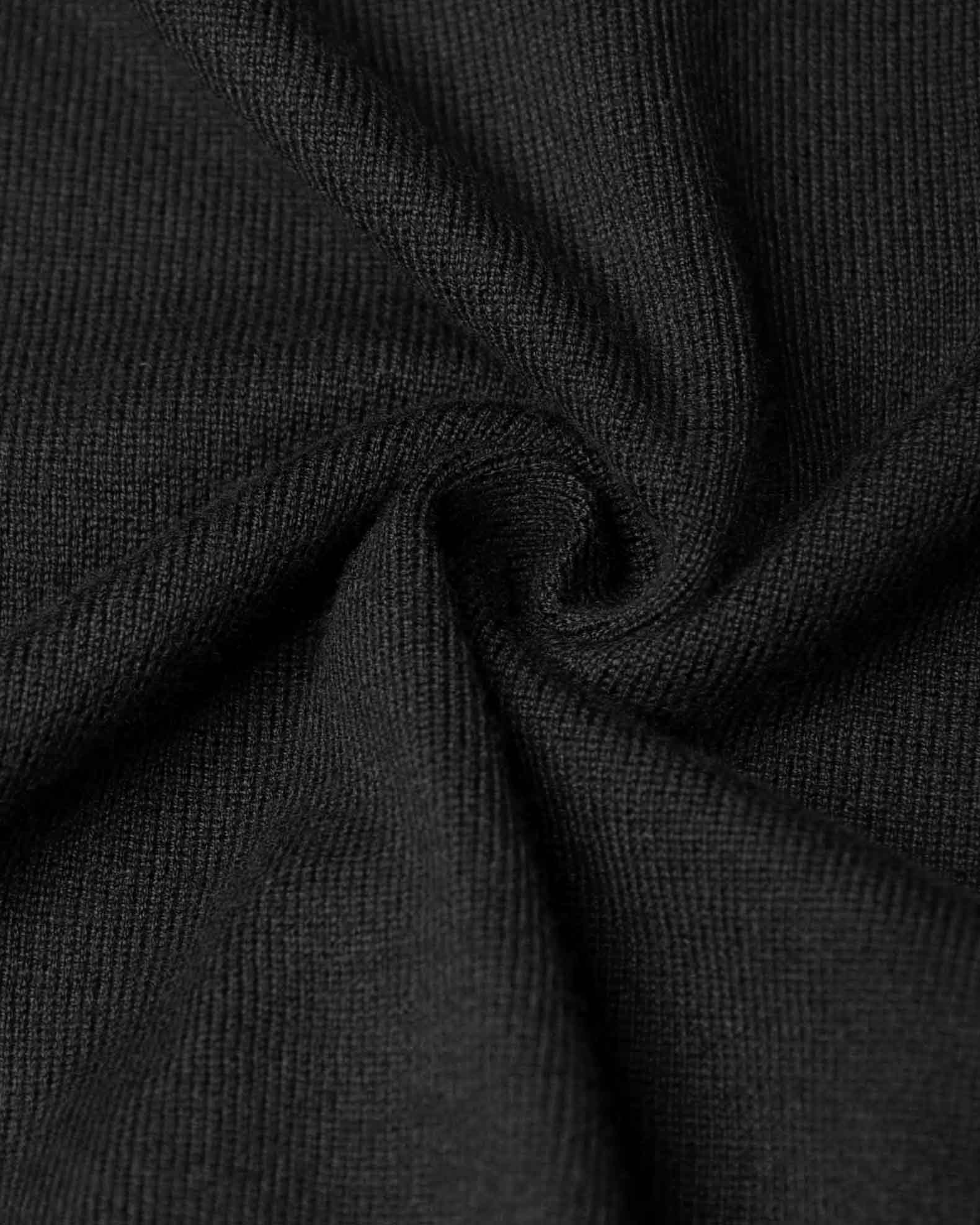 blusa-tejida-suave-cuello-ojal-negro
