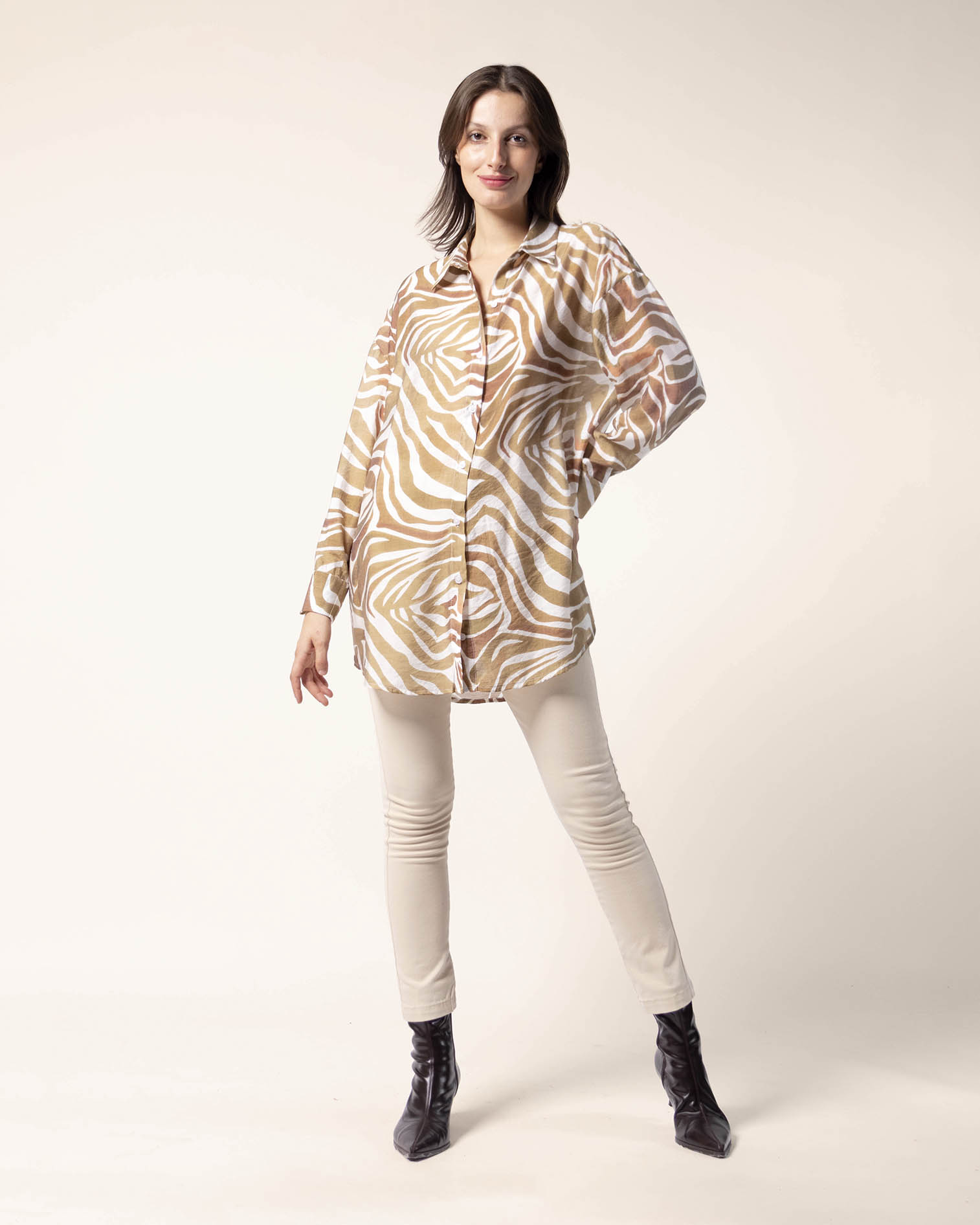 blusa-camisera-cafe-stop-botones-textura-ligera