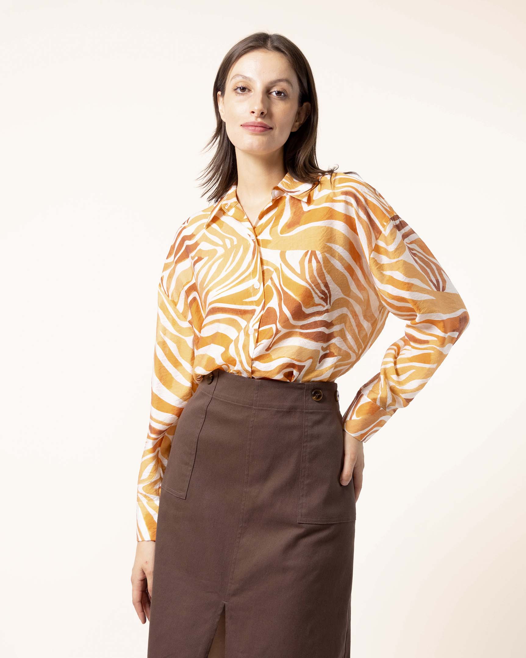 camisa-naranja-stop-estampada-manga-larga