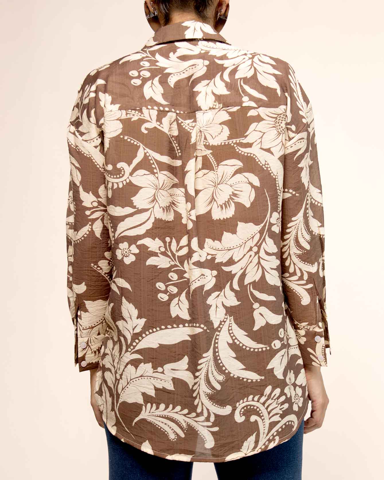 camisa-chocolate-manga-larga-bolsas