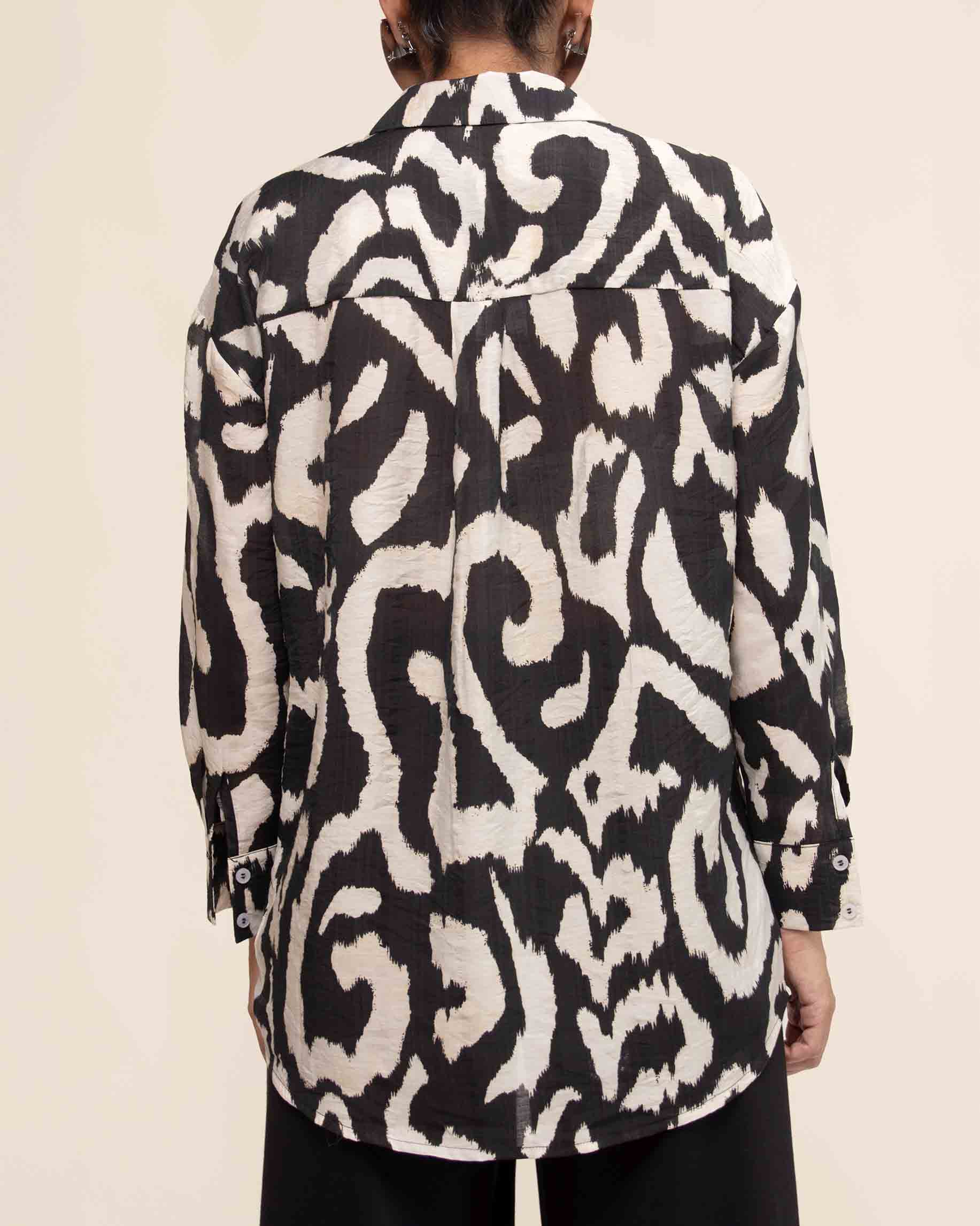 camisa-negra-manga-larga-bolsas