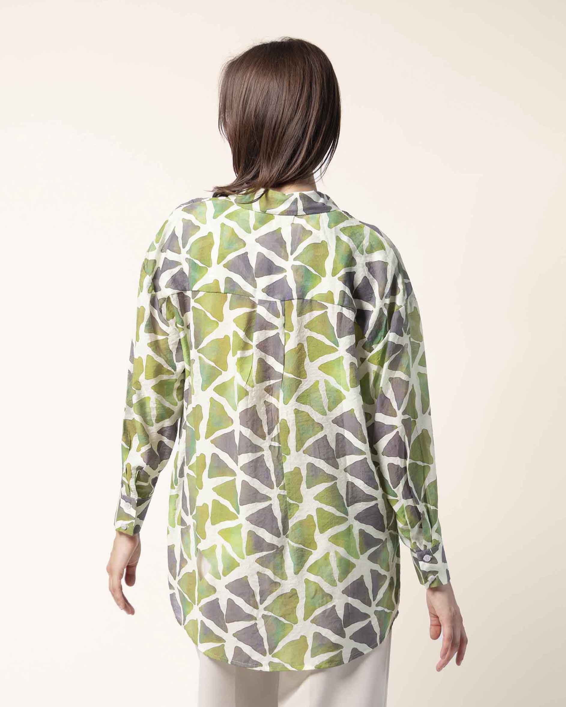 camisa-tela-ligera-estampado-verde