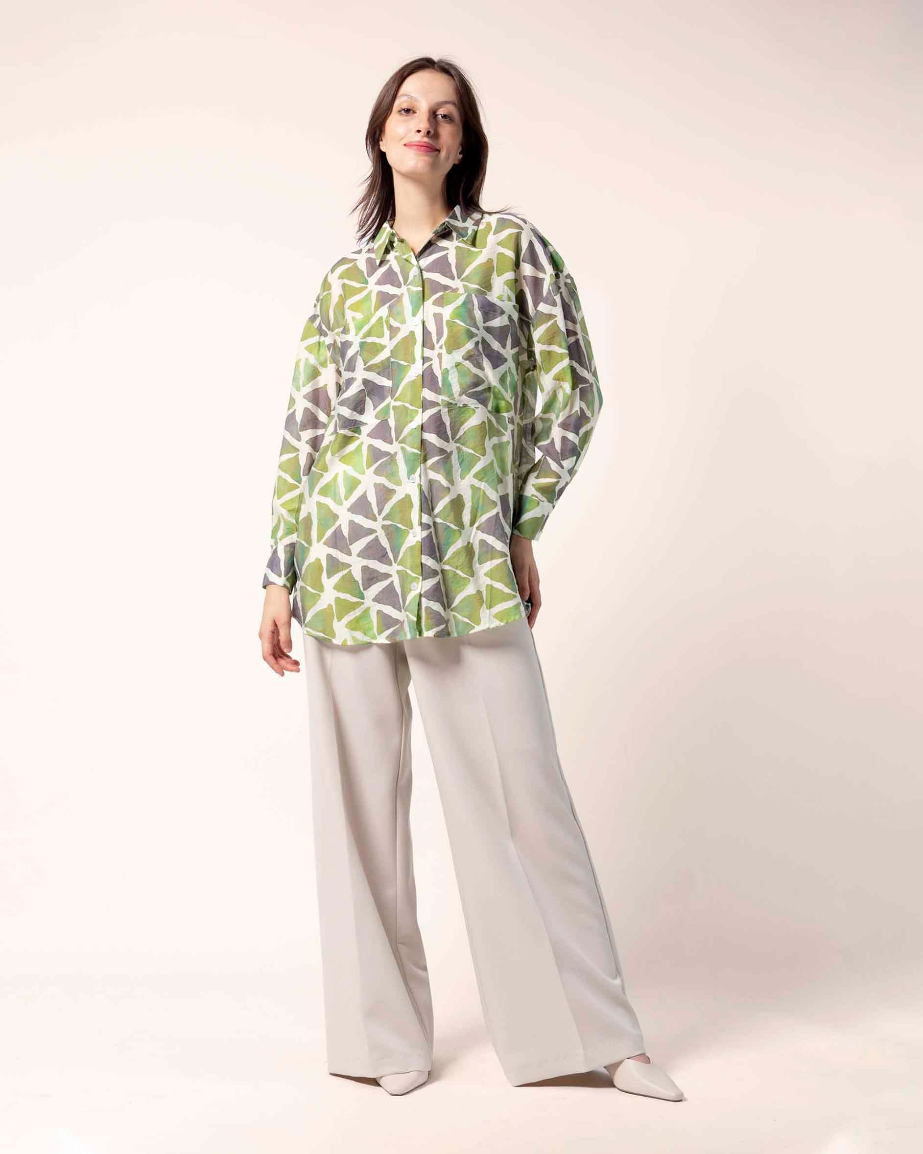 camisa-verde-manga-larga-bolsas