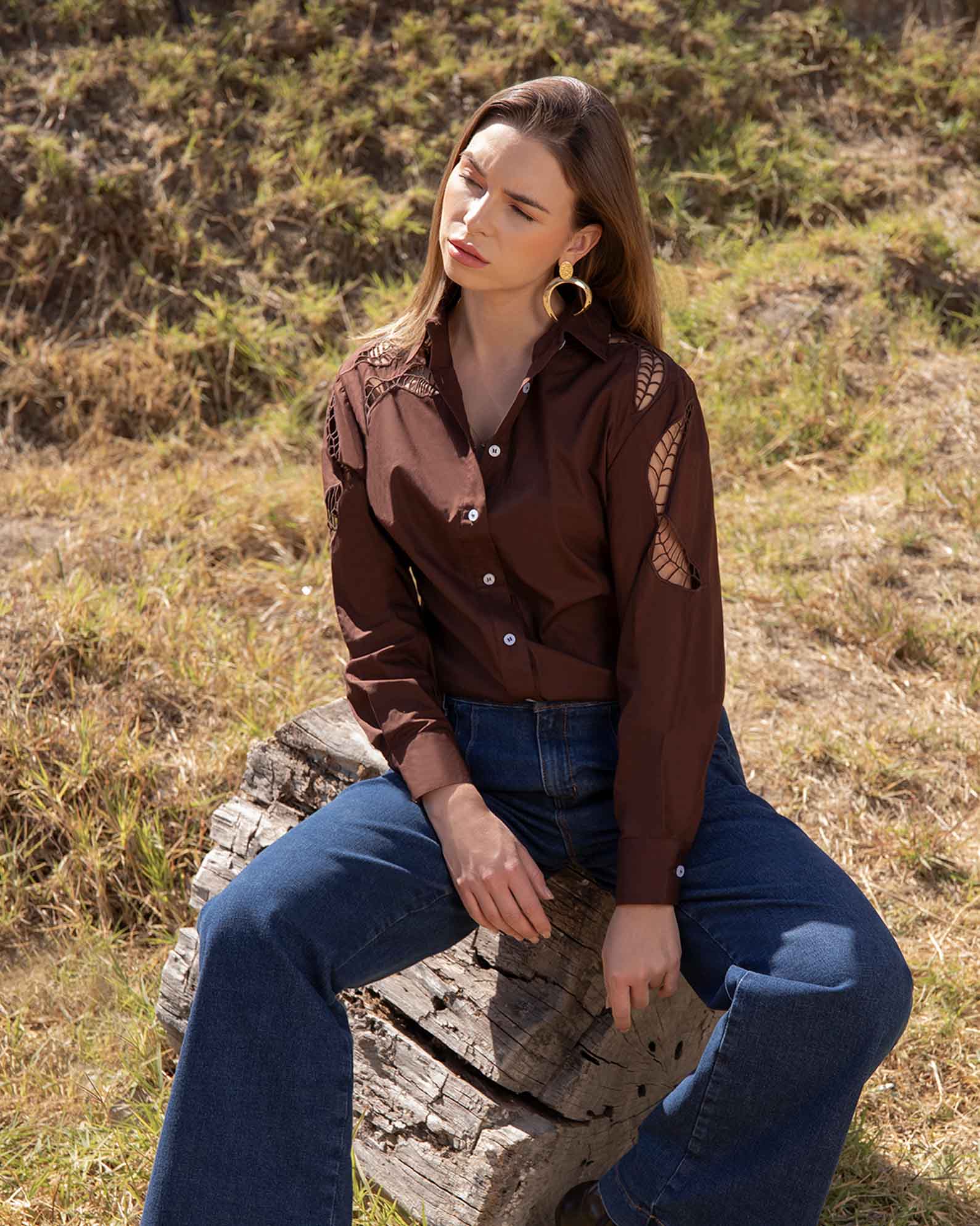 camisa-mujer-bordado-hombros-chocolate
