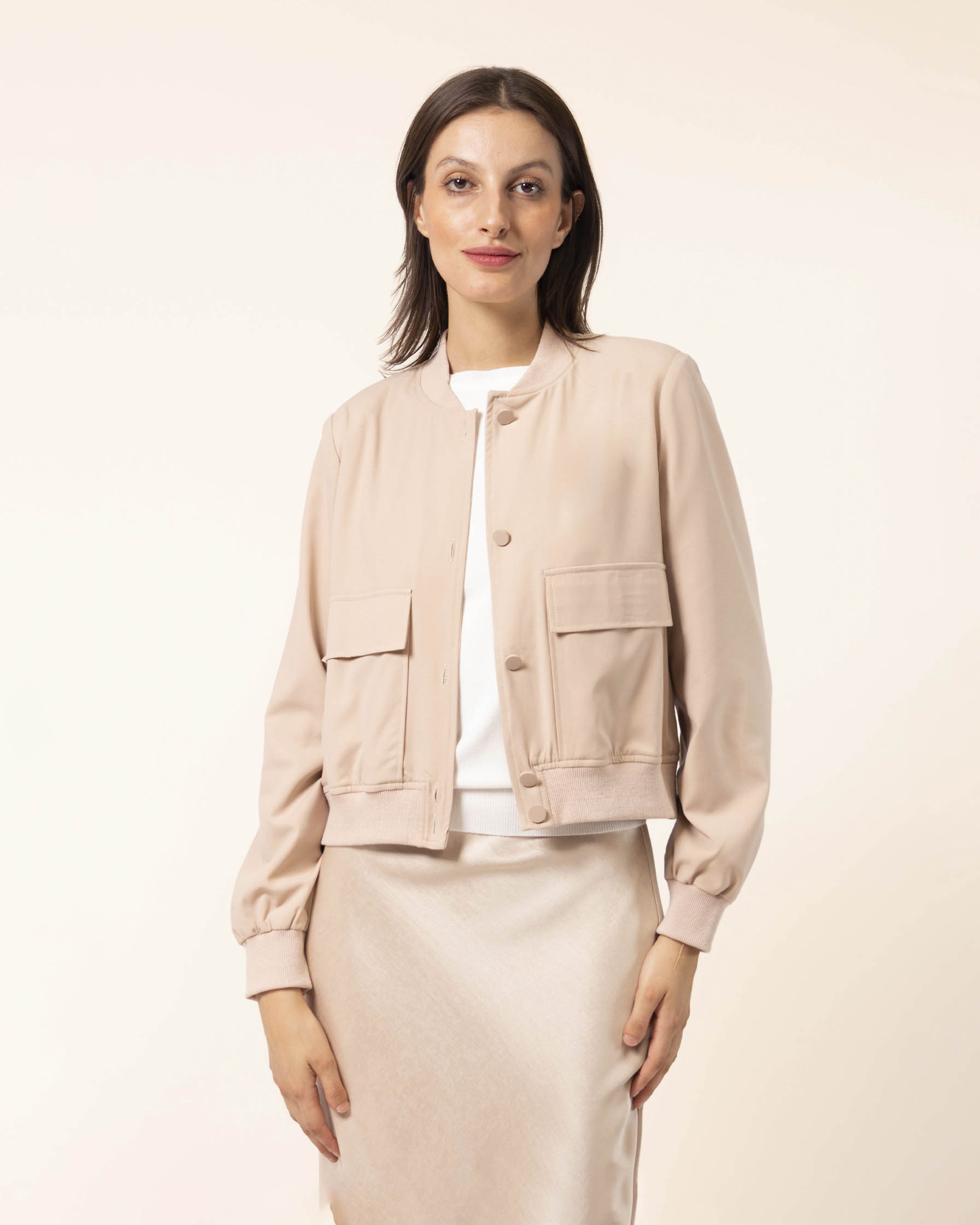 chamarra-bomber-botones-con-bolsas-beige