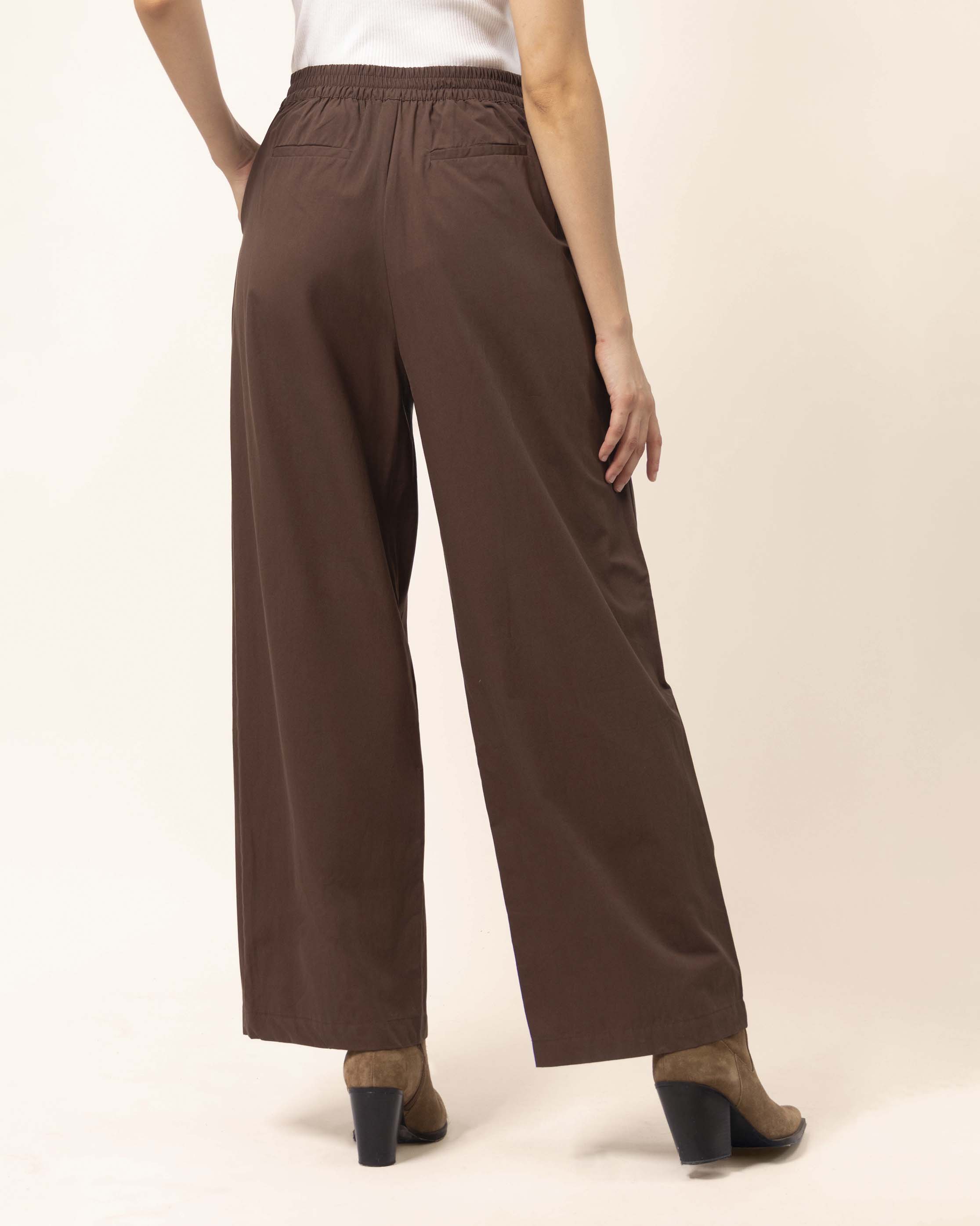 pantalon-pinzas-bolsillos-chocolate-amplio