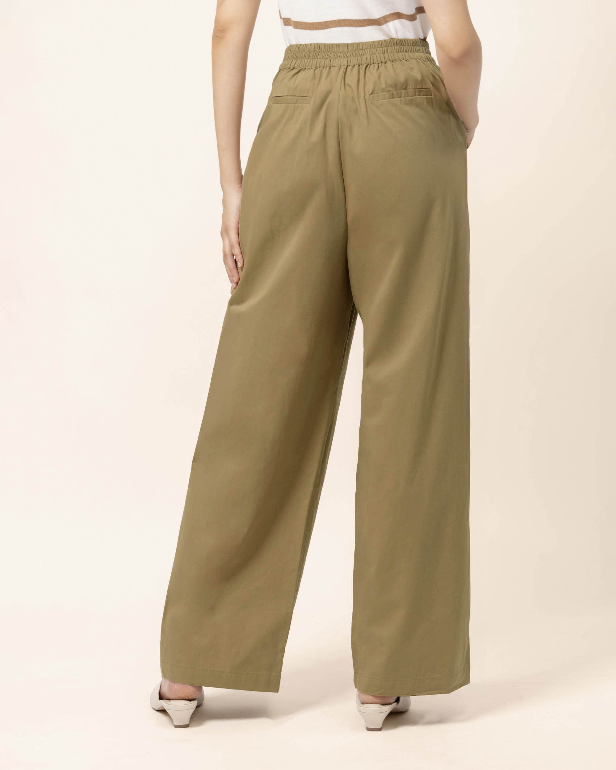 pantalon-pinzas-bolsillos-khaki-amplio