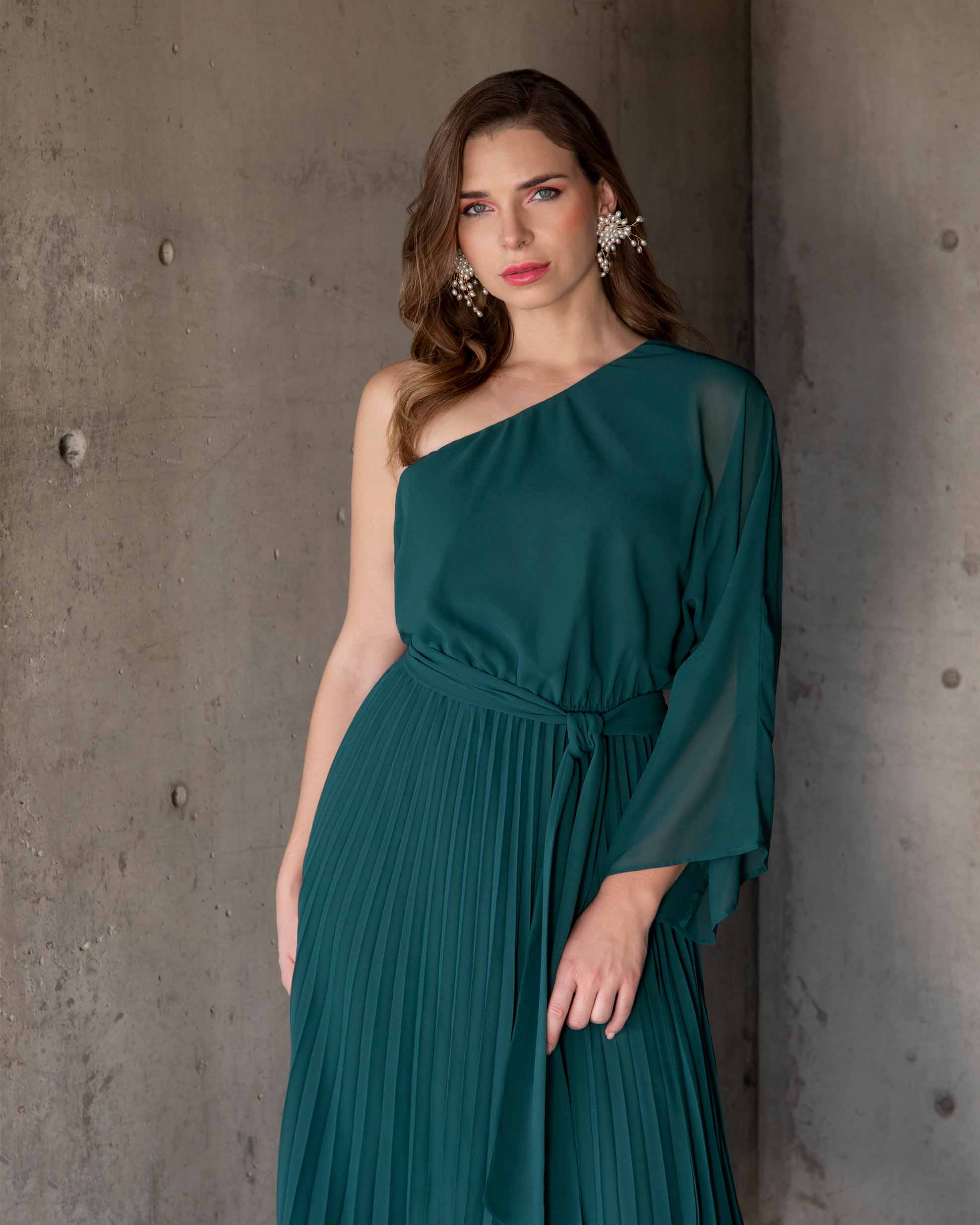 Vestido manga asimétrica