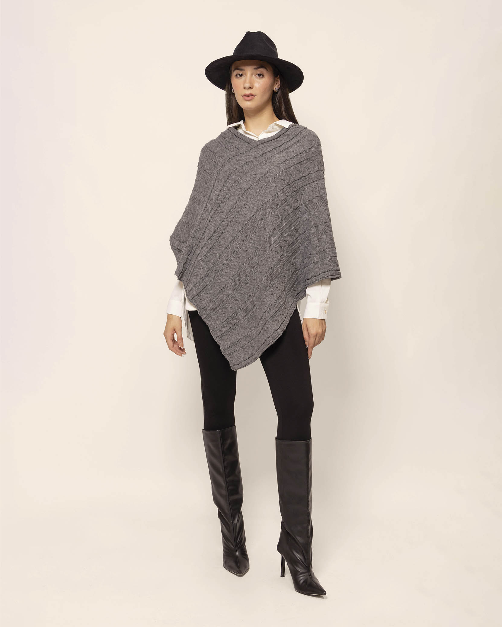 Poncho tejido trenzas
