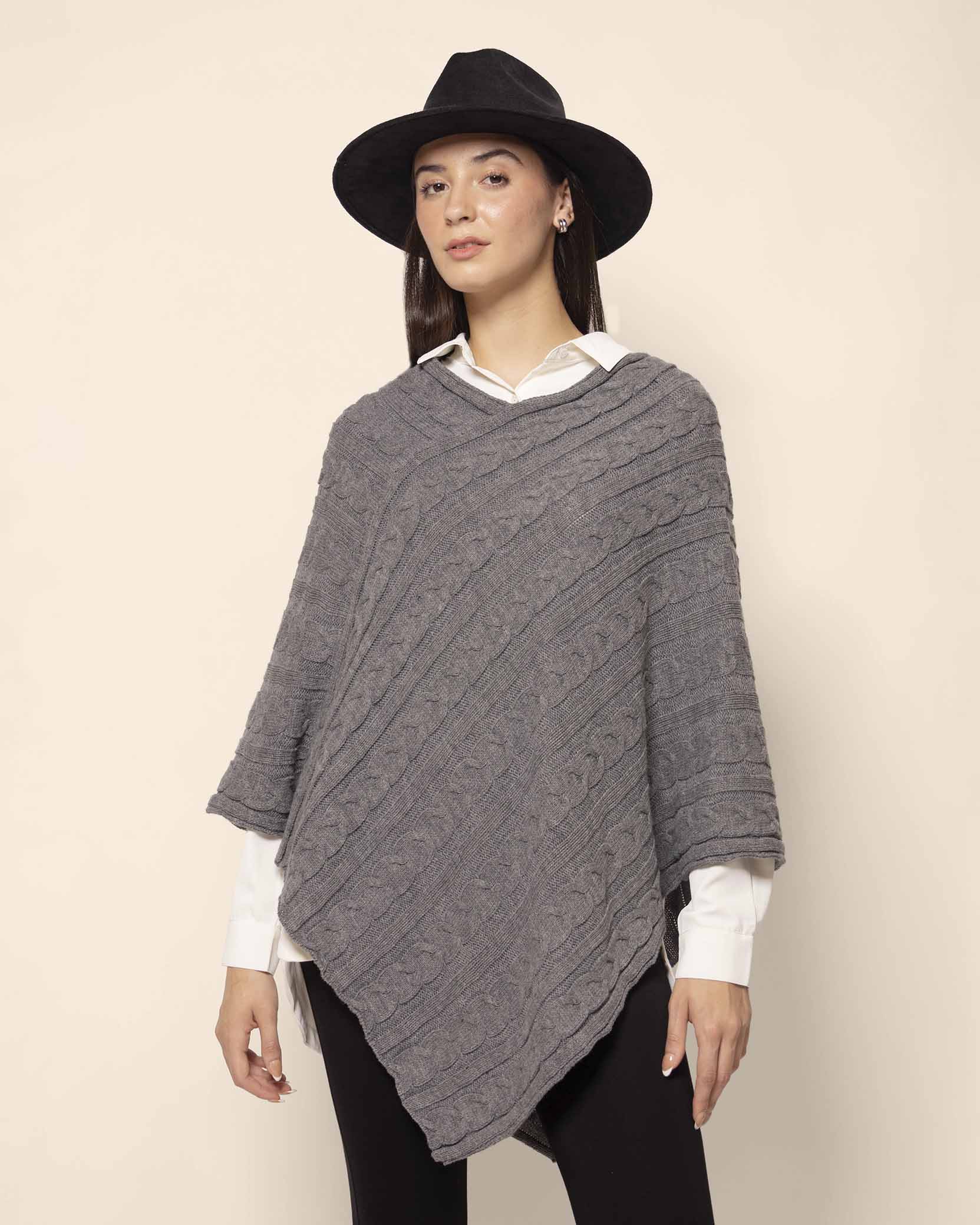 Poncho tejido trenzas