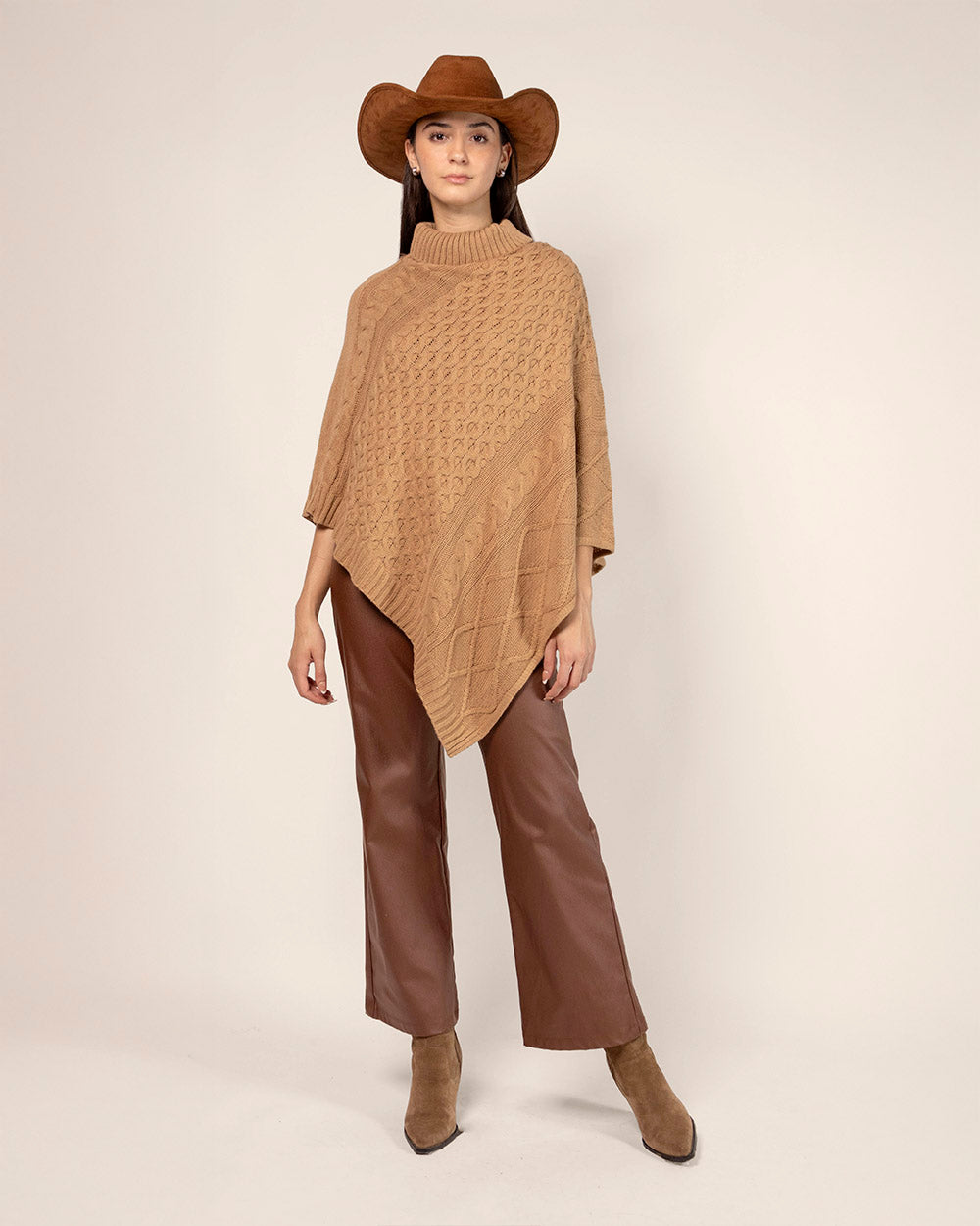 Poncho cuello tortuga trenzas