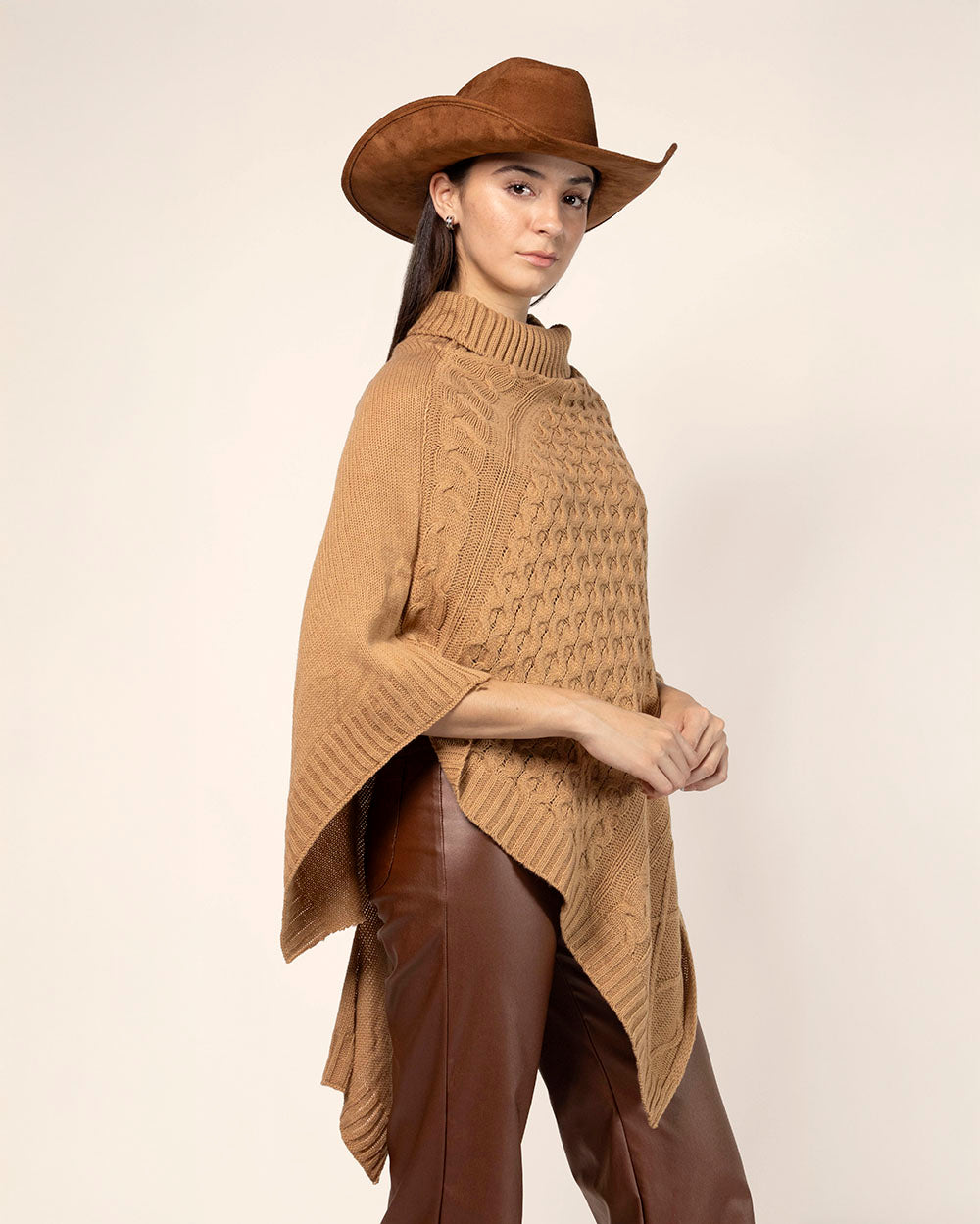 Poncho cuello tortuga trenzas