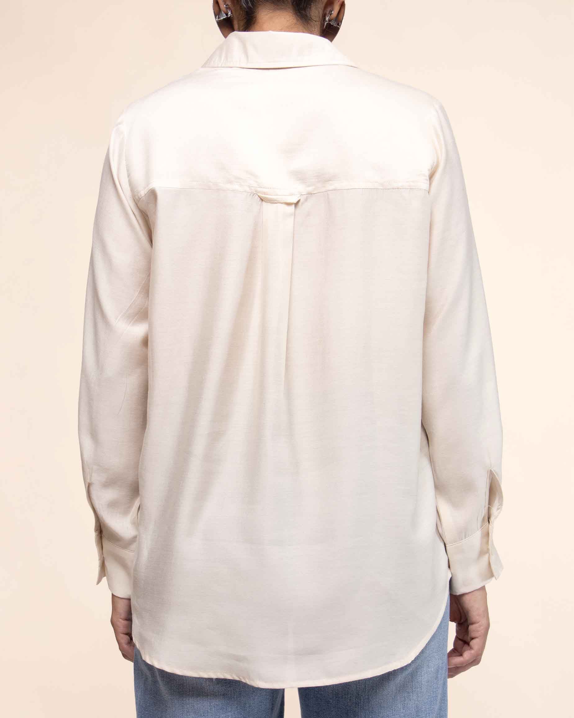 camisa-bolsas-al-frente-color-beige